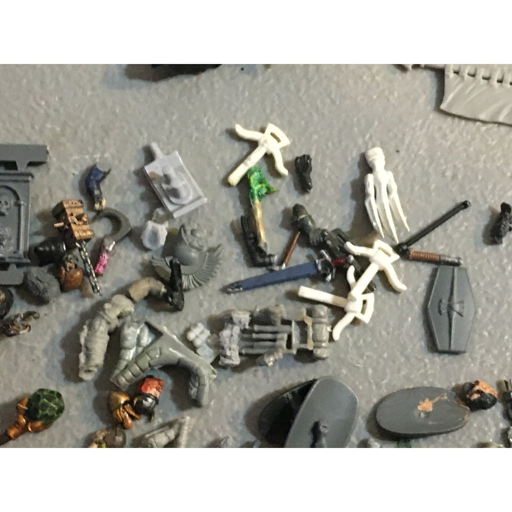 A32579 UNKNOWN PLASTIC MINIATURES BITS LOT FANTASY SCI-FI FUTURISTIC
