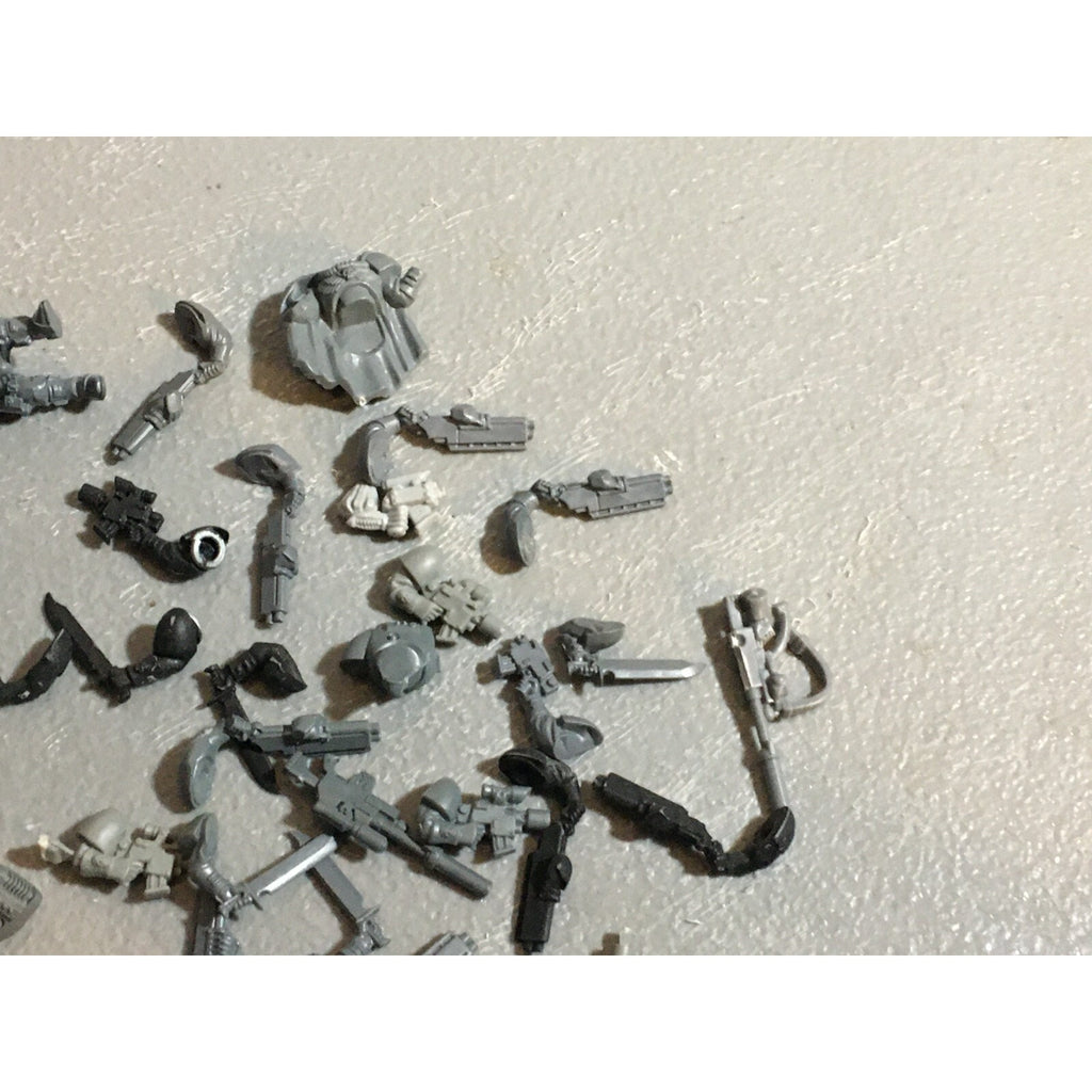 A21068 WARHAMMER 40K SPACE MARINES BITS LOT SCOUTS SHOTGUNS PISTOLS HEADS
