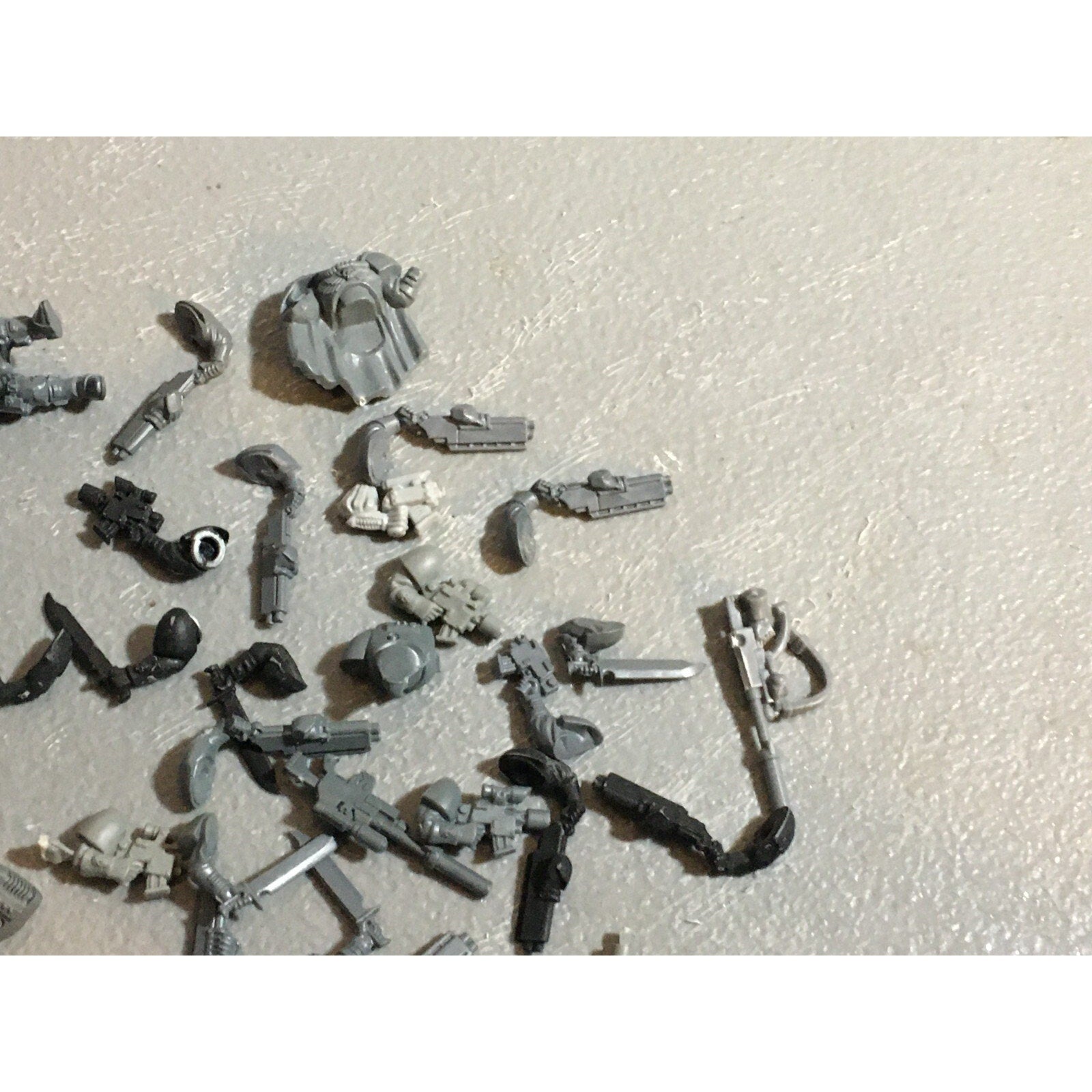A21068 WARHAMMER 40K SPACE MARINES BITS LOT SCOUTS SHOTGUNS PISTOLS HEADS