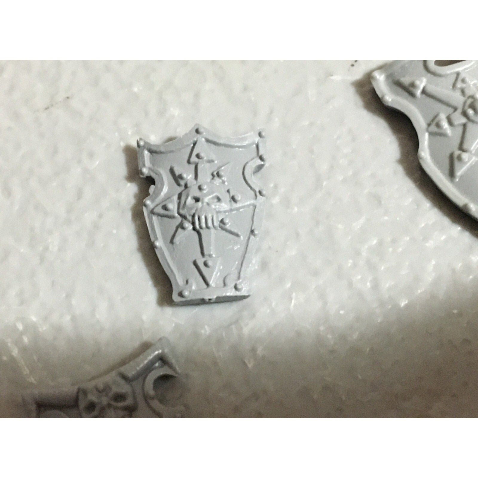 A22247 WARHAMMER FANTASY CHAOS MORTALS BITS LOT WARRIORS KNIGHTS SHIELDS GW OOP