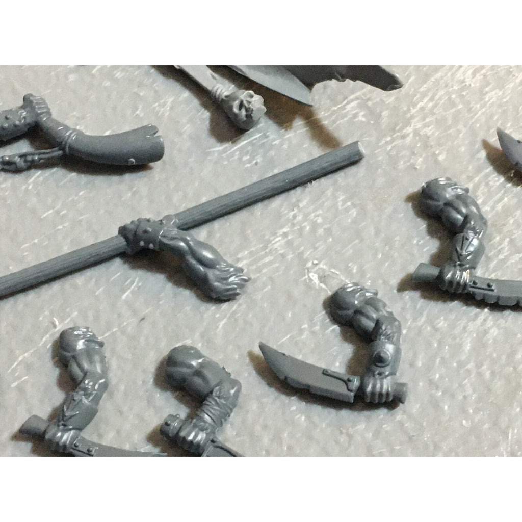A23133 WARHAMMER FANTASY CHAOS BEASTMEN BITS LOT GORS BANNERS ARMS GW