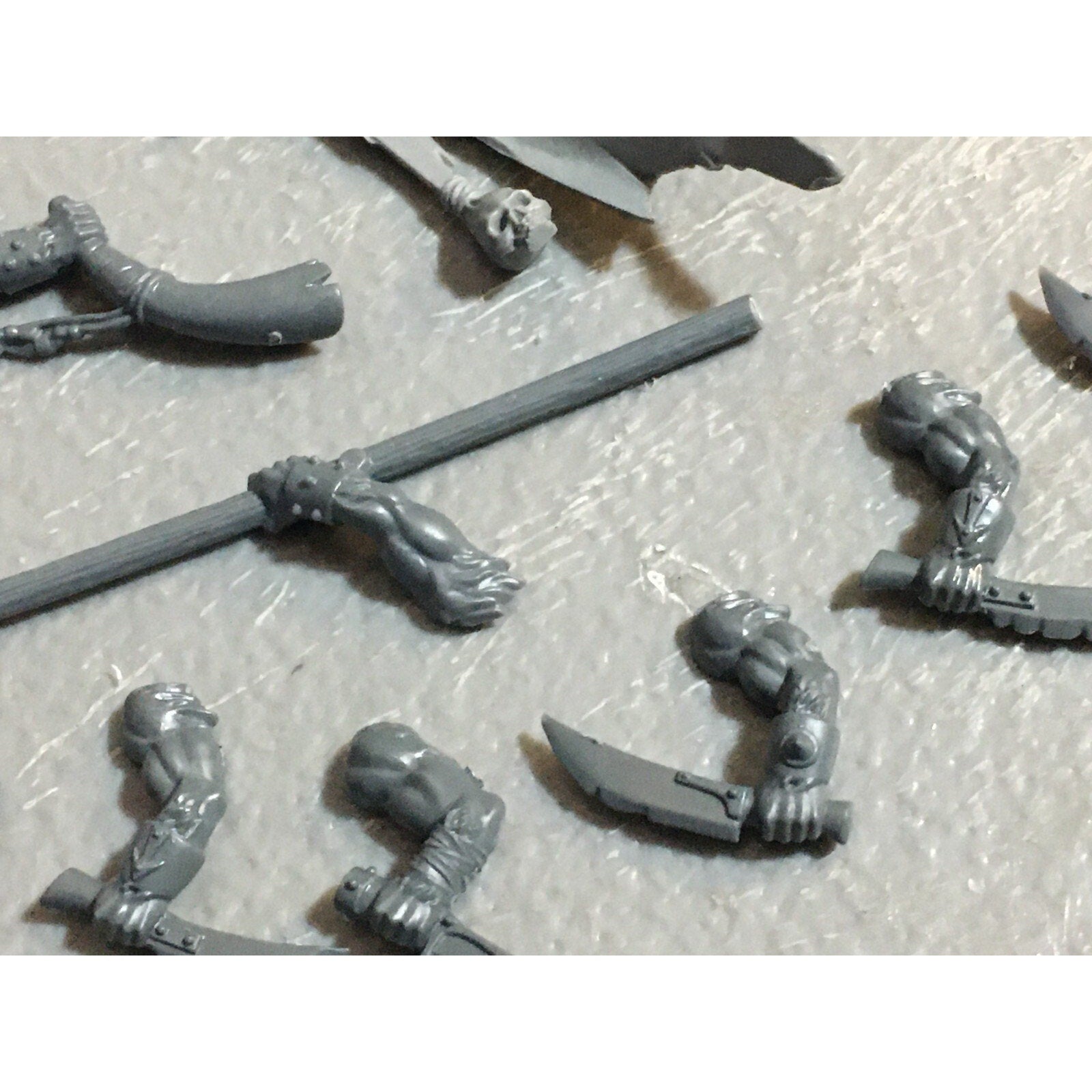 A23133 WARHAMMER FANTASY CHAOS BEASTMEN BITS LOT GORS BANNERS ARMS GW