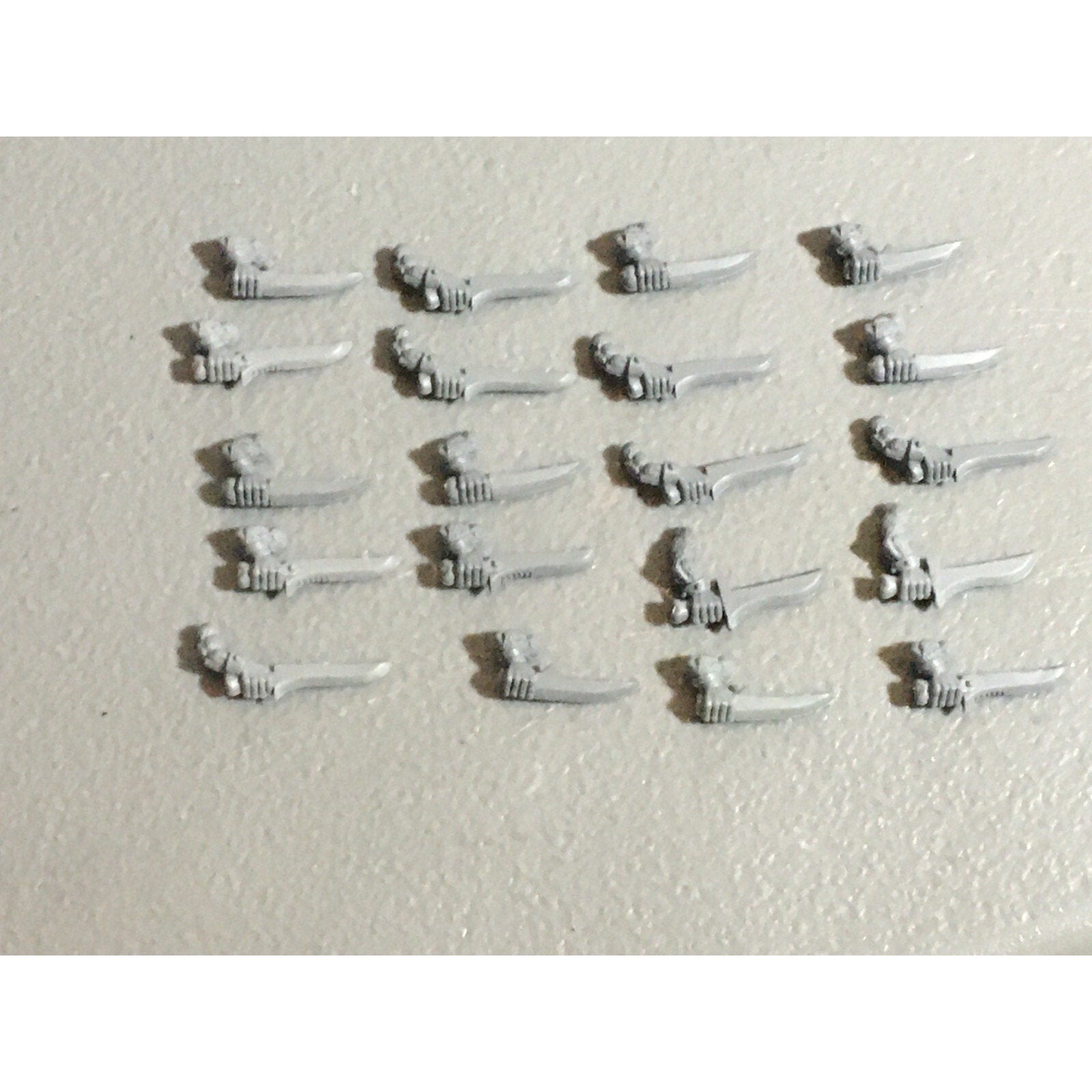 A22299 WARHAMMER FANTASY SKAVEN BITS LOT SWORD ARMS GAMES WORKSHOP GW