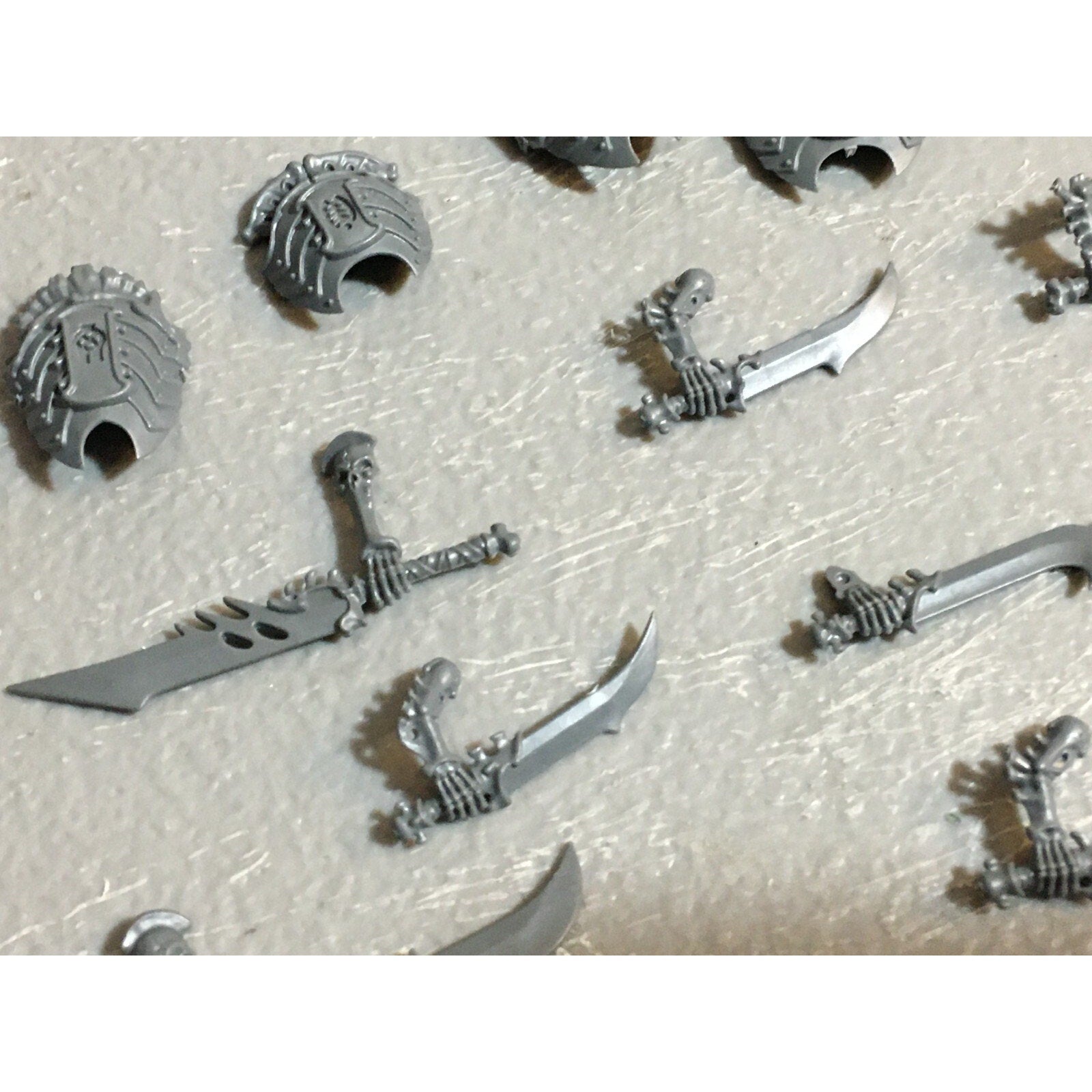 A23228 WARHAMMER FANTASY AOS TOMB KINGS OSSIARCH BITS LOT SWORDS SHIELDS GW
