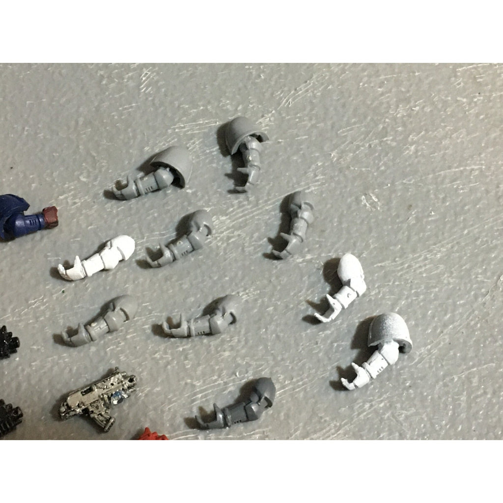 A22968 WARHAMMER 40K SPACE MARINES BITS LOT ARMS BOLTERS GAMES WORKSHOP GW