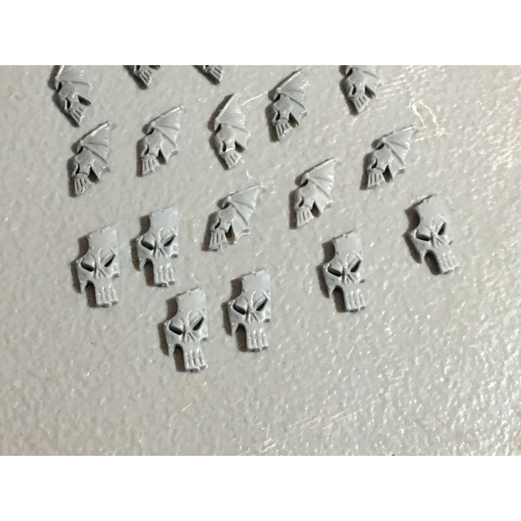 A22068 WARHAMMER FANTASY DARK ELVES BITS LOT SHIELD ICONS GAMES WORKSHOP GW