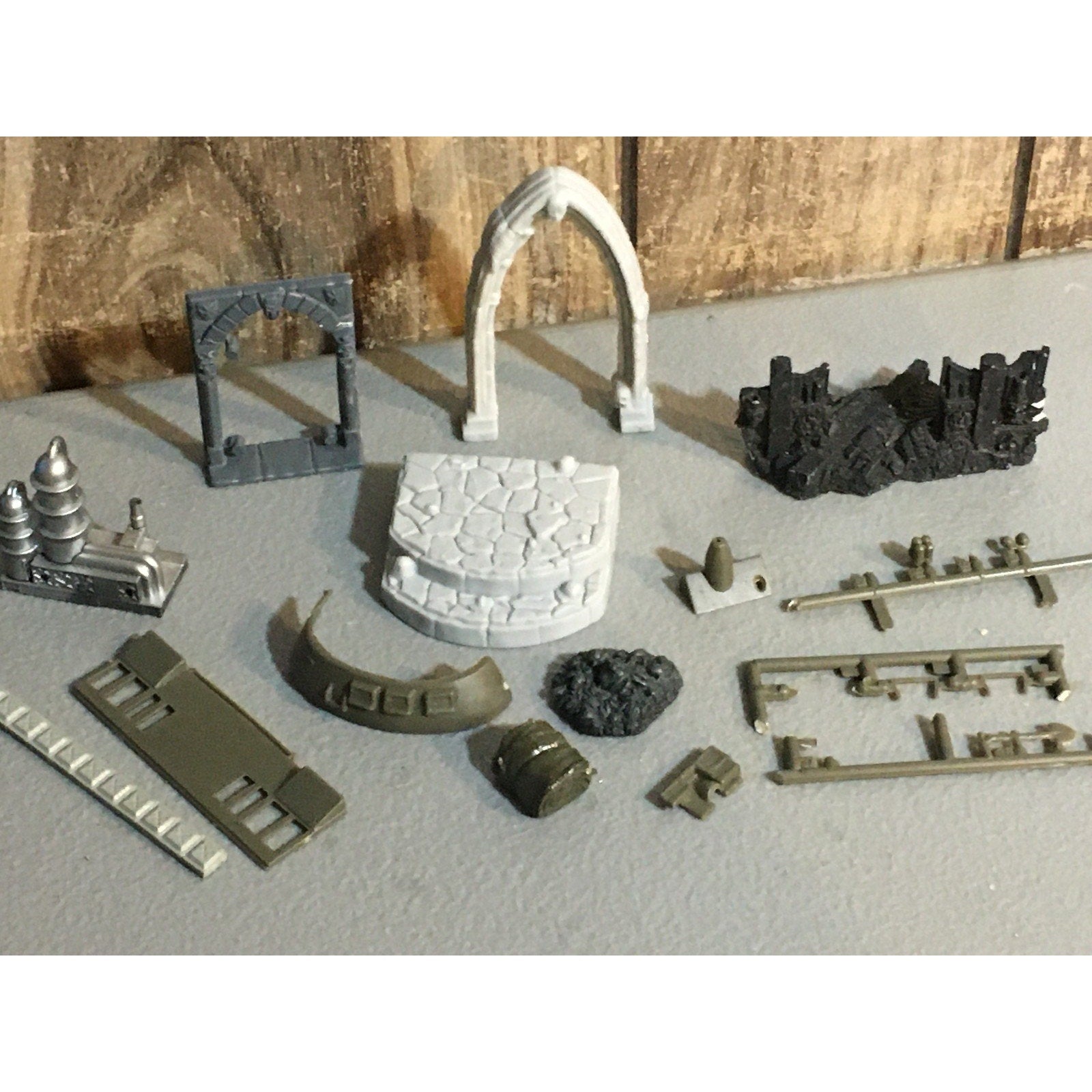 A32572 UNKNOWN MINIATURES PLASTIC MINIATURES LOT TERRAIN ARCH WALL DOORWAY