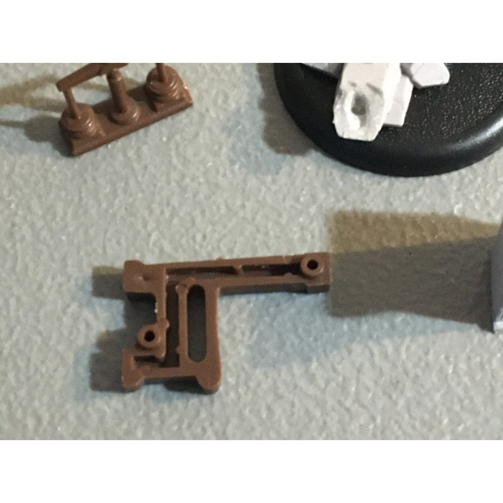 A32576 UNKNOWN MINIATURES PLASTIC TERRAIN LOT STATUE WEAPON RACK WALL LAMP POST