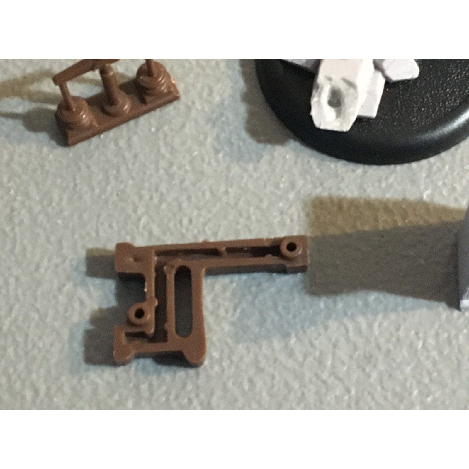 A32576 UNKNOWN MINIATURES PLASTIC TERRAIN LOT STATUE WEAPON RACK WALL LAMP POST