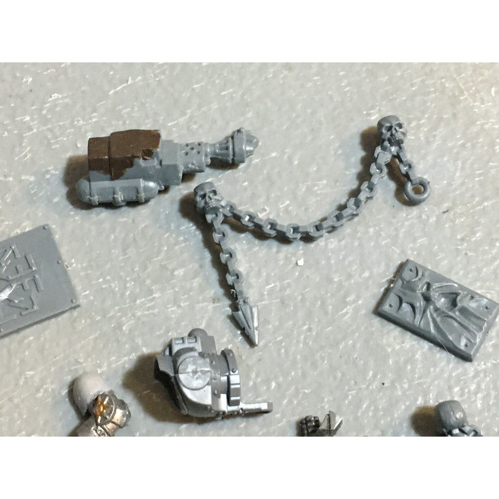 A24521 WARHAMMER 40K CHAOS SPACE MARINES BITS LOT TANK PLATES ARMS CHAINS GW