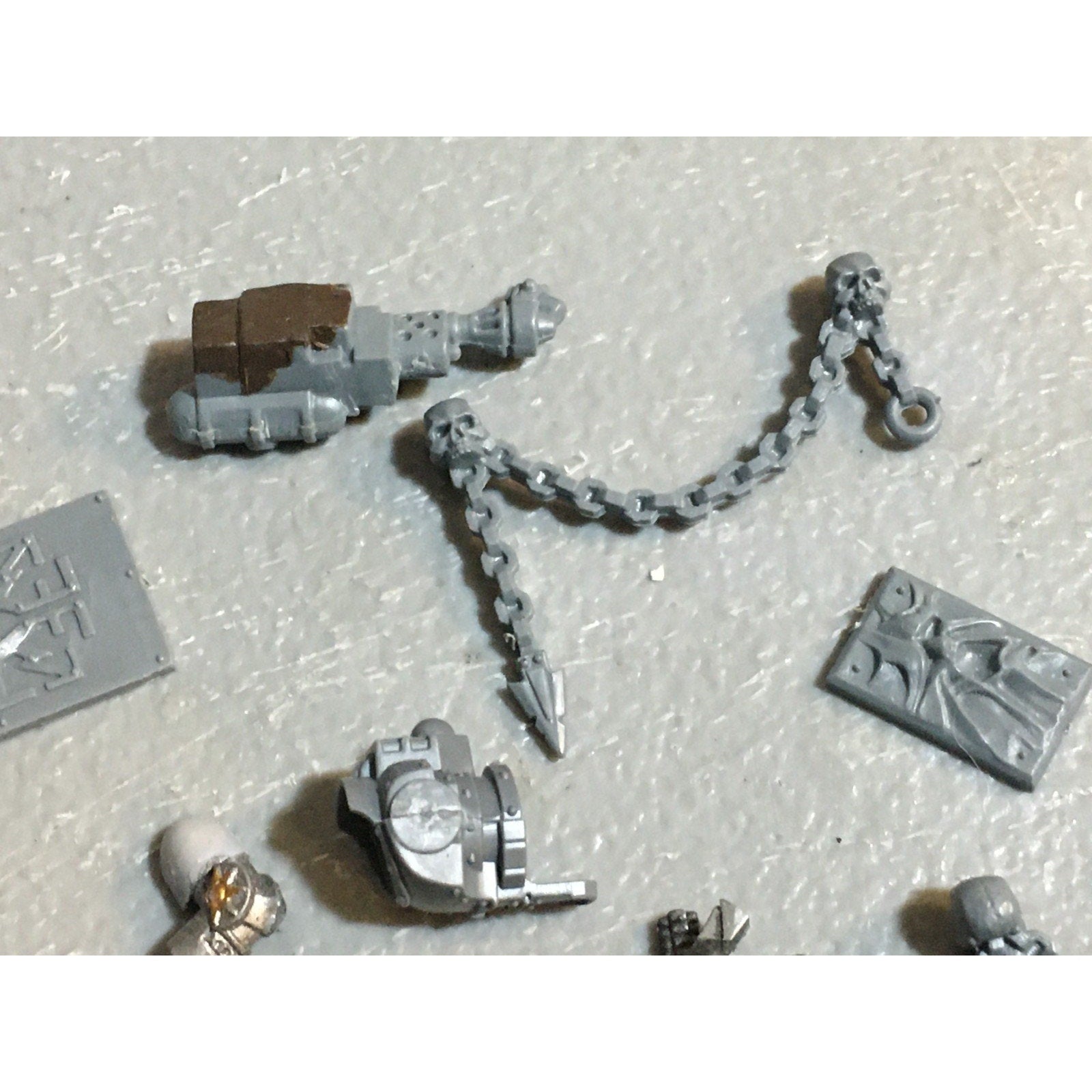A24521 WARHAMMER 40K CHAOS SPACE MARINES BITS LOT TANK PLATES ARMS CHAINS GW