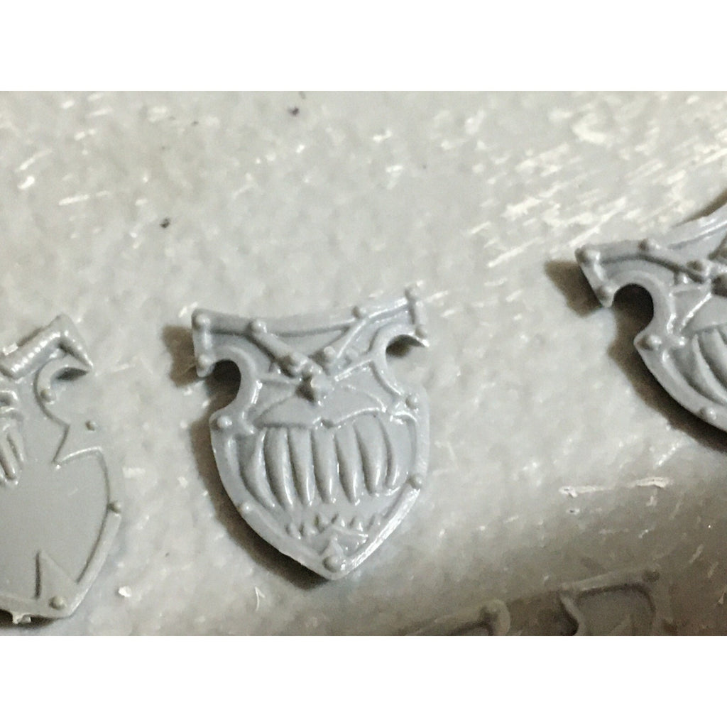 A22246 WARHAMMER FANTASY CHAOS MORTALS BITS LOT WARRIORS KNIGHTS SHIELDS GW OOP