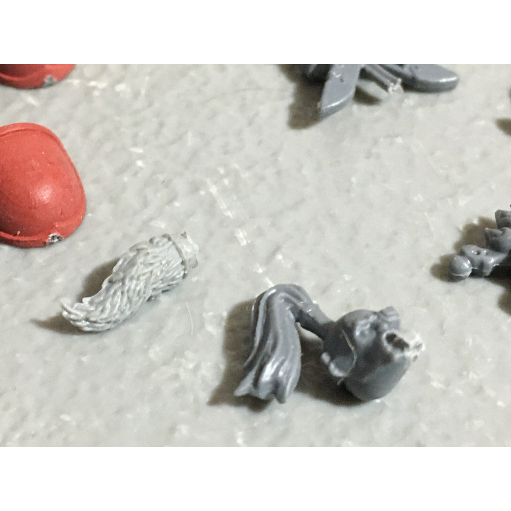 A22562 WARHAMMER 40K SPACE MARINES WOLVES BITS LOT BANNER ACCESSORY PISTOL GW