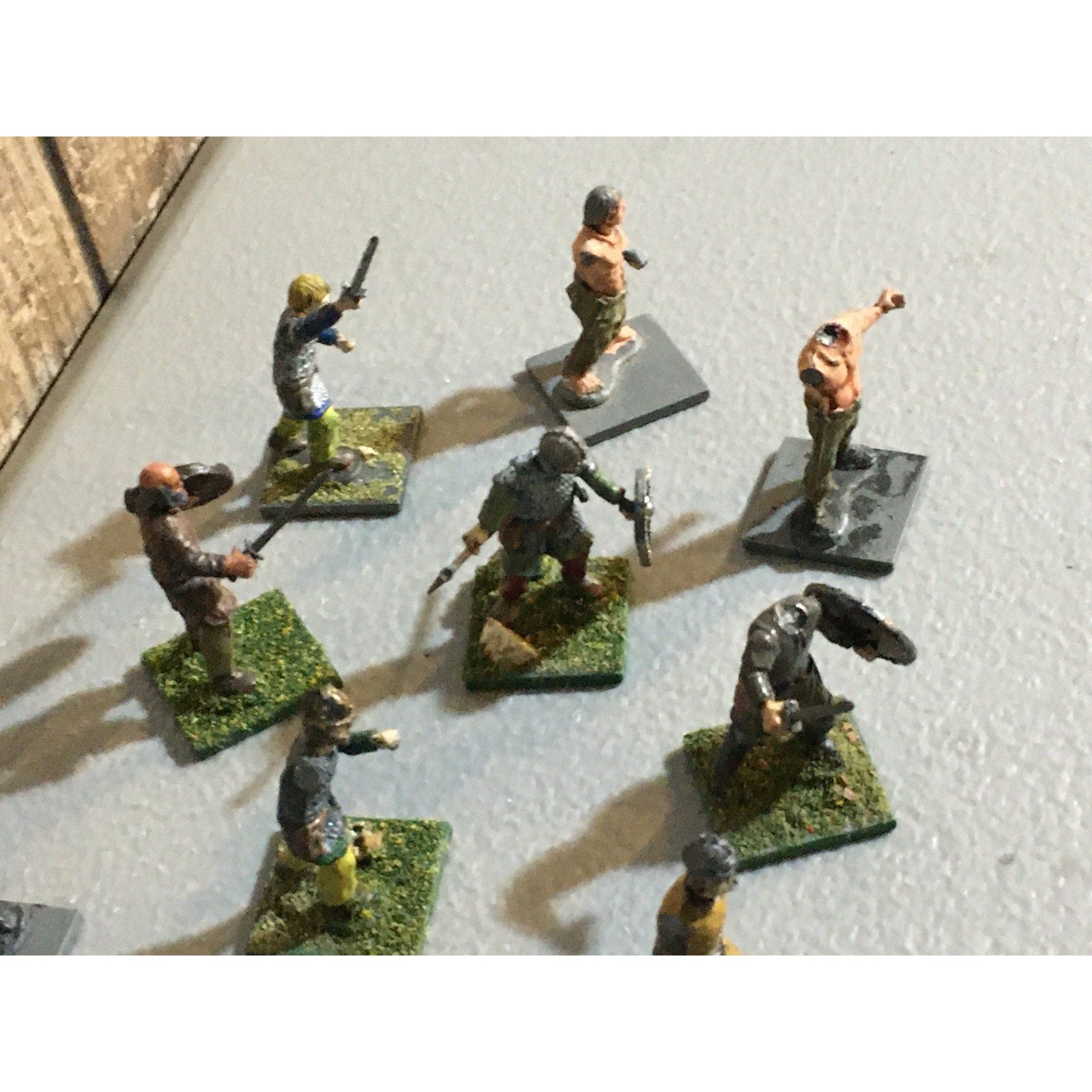 A32498 UNKNOWN PLASTIC MINIATURES INCOMPLETE LOT FANTASY HUMAN WARRIOR SOLDIER