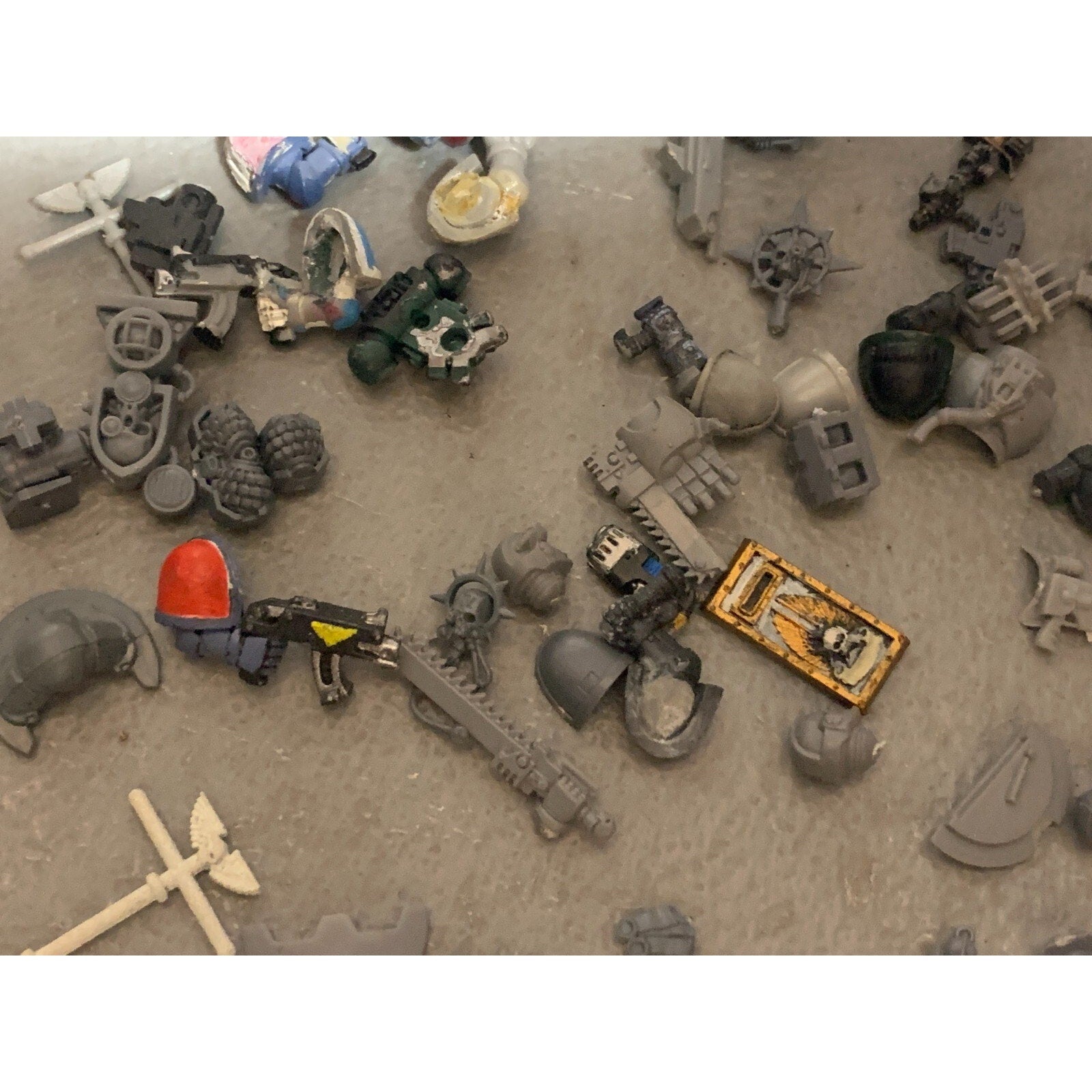 A23310 WARHAMMER 40K SPACE MARINES BITS LOT SOME SPACE WOLVES HEADS ARMS GUNS