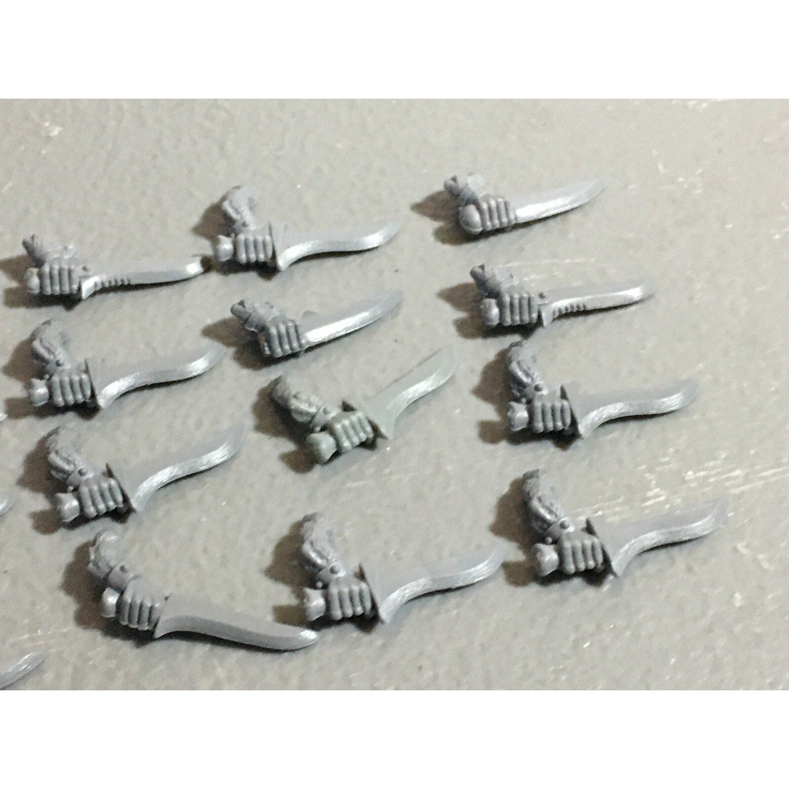 A22297 WARHAMMER FANTASY SKAVEN BITS LOT SWORD ARMS GAMES WORKSHOP GW