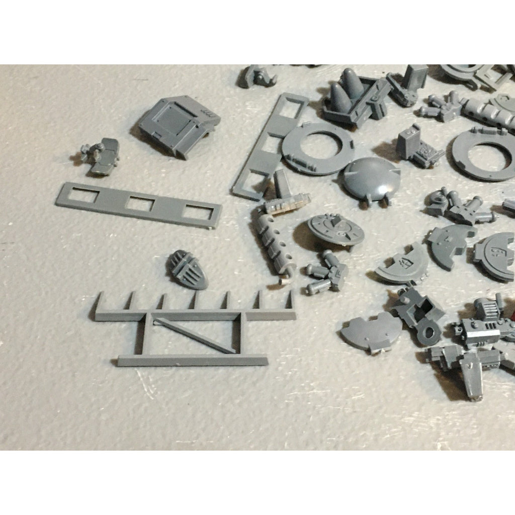 A24525 WARHAMMER 40K SPACE MARINES BITS LOT TANKS LIDS ACCESSOIRES