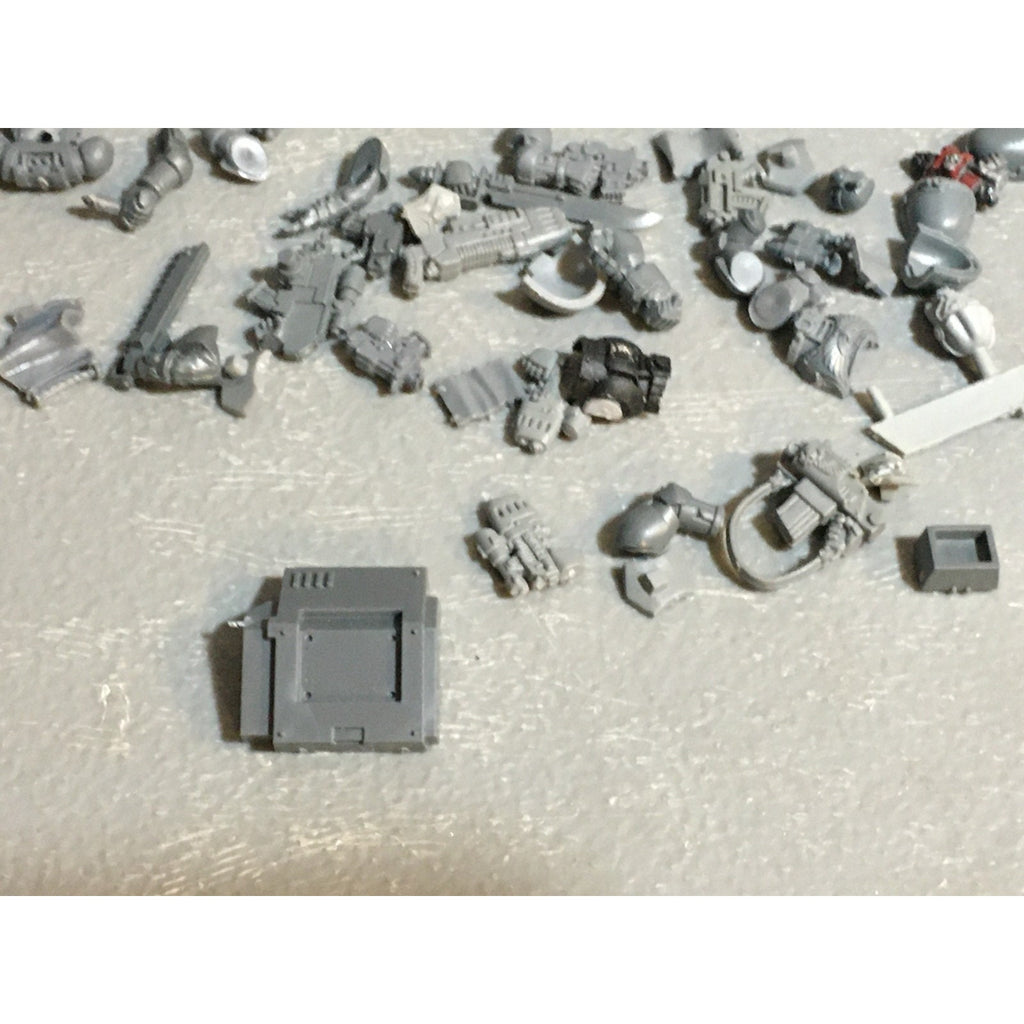 A24528 WARHAMMER 40K SPACE MARINES BITS LOT MIXED HEADS ARMS TANK GW