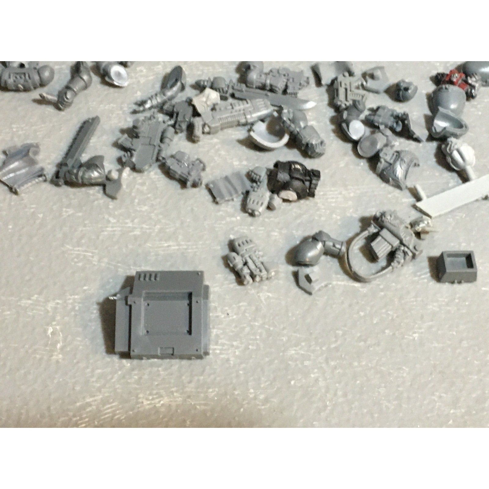A24528 WARHAMMER 40K SPACE MARINES BITS LOT MIXED HEADS ARMS TANK GW