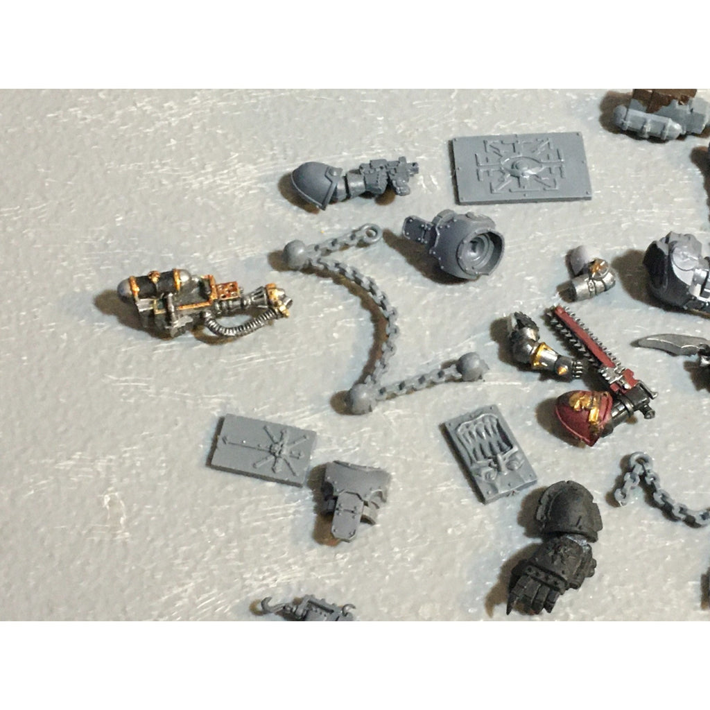 A24521 WARHAMMER 40K CHAOS SPACE MARINES BITS LOT TANK PLATES ARMS CHAINS GW