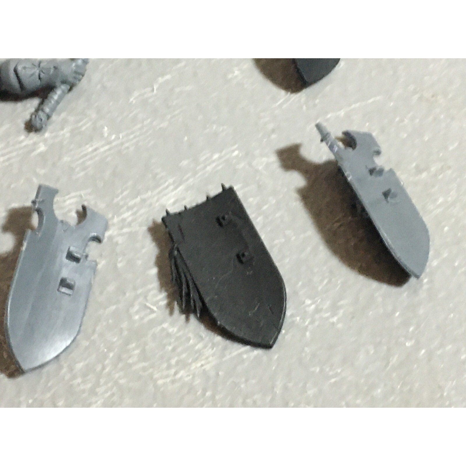 A22244 WARHAMMER FANTASY CHAOS MORTALS BITS LOT KNIGHTS SHIELDS GW