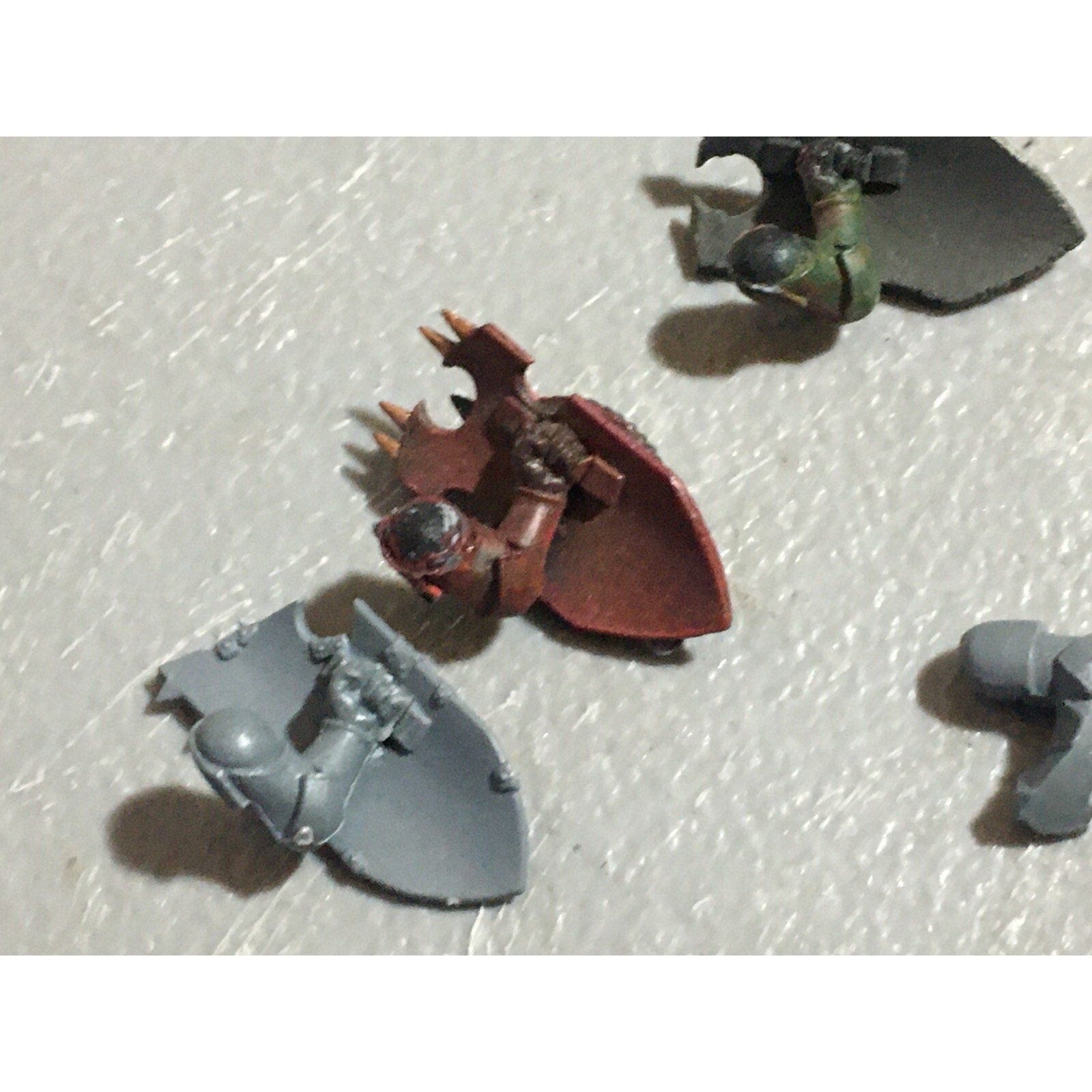 A22244 WARHAMMER FANTASY CHAOS MORTALS BITS LOT KNIGHTS SHIELDS GW