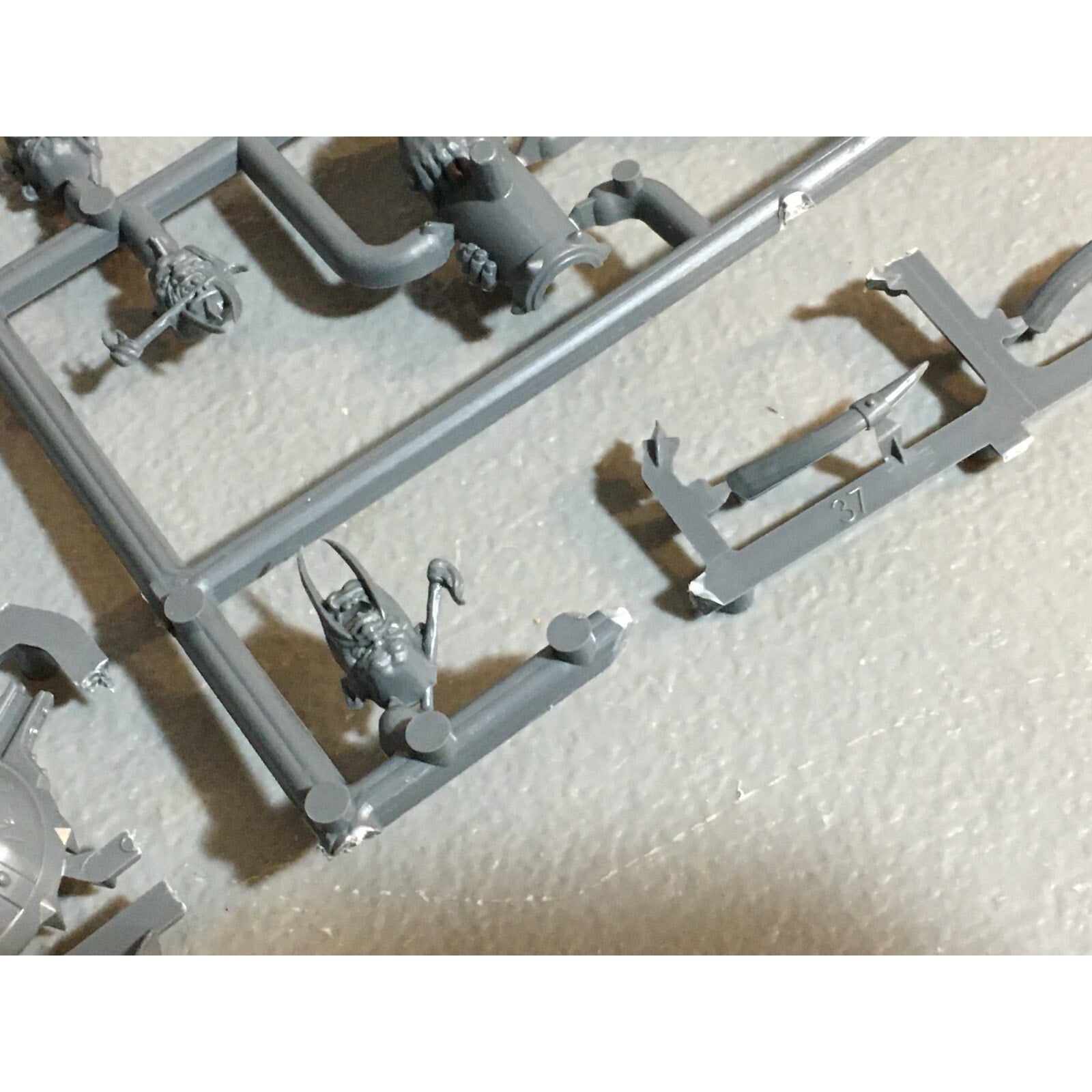 A23590 WARHAMMER AOS FANTASY OGRE KINGDOMS MAWTRIBES BITS ON SPRUE LOT MIXED GW