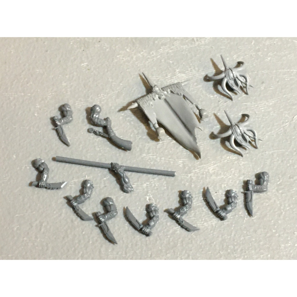 A23133 WARHAMMER FANTASY CHAOS BEASTMEN BITS LOT GORS BANNERS ARMS GW