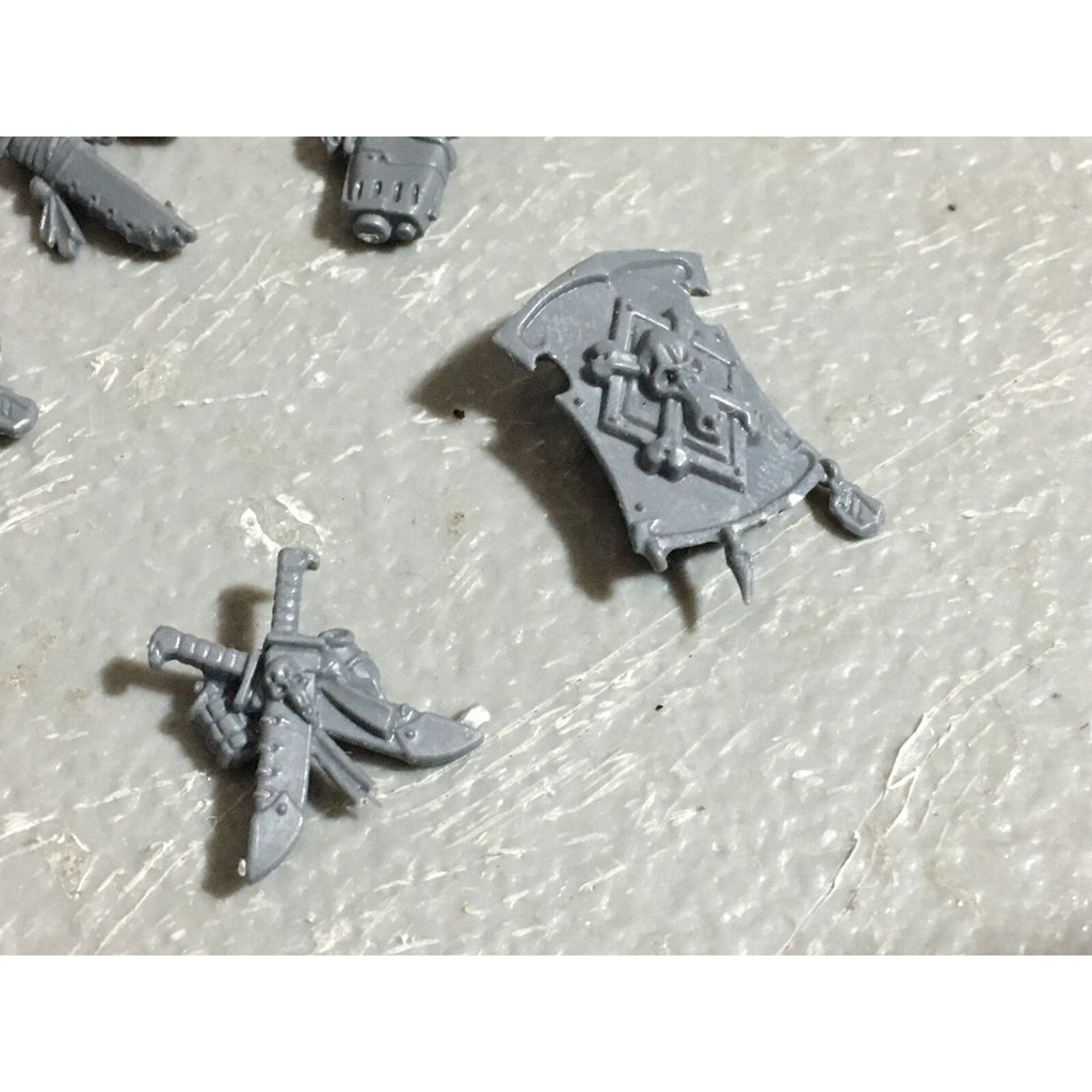 A22556 WARHAMMER 40K SPACE MARINES WOLVES BITS LOT BANNER ACCESSORY SHIELD GW