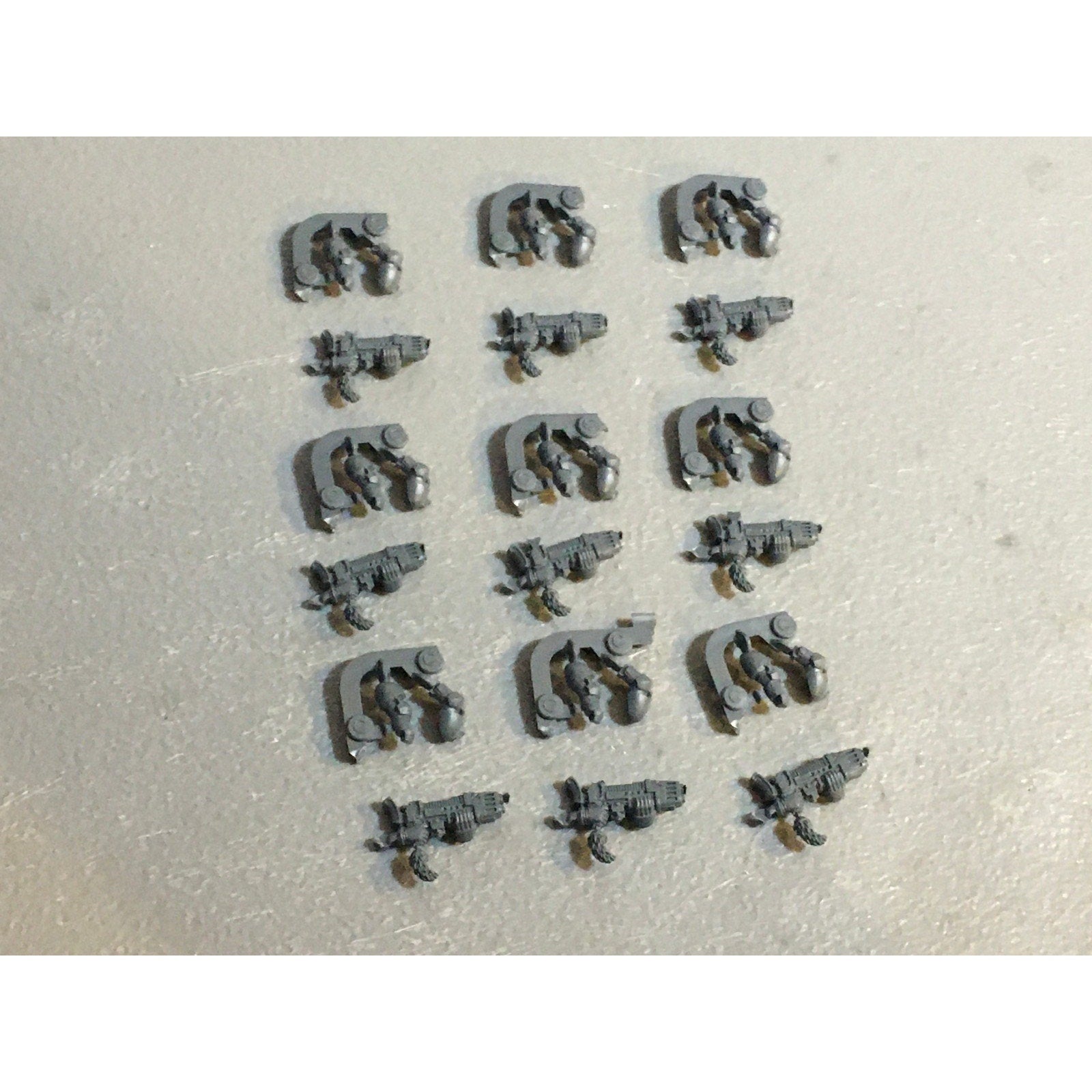 A29732 WARHAMMER 40K SPACE MARINES WOLVES BITS LOT PLAMSA GUNS W ARMS GW