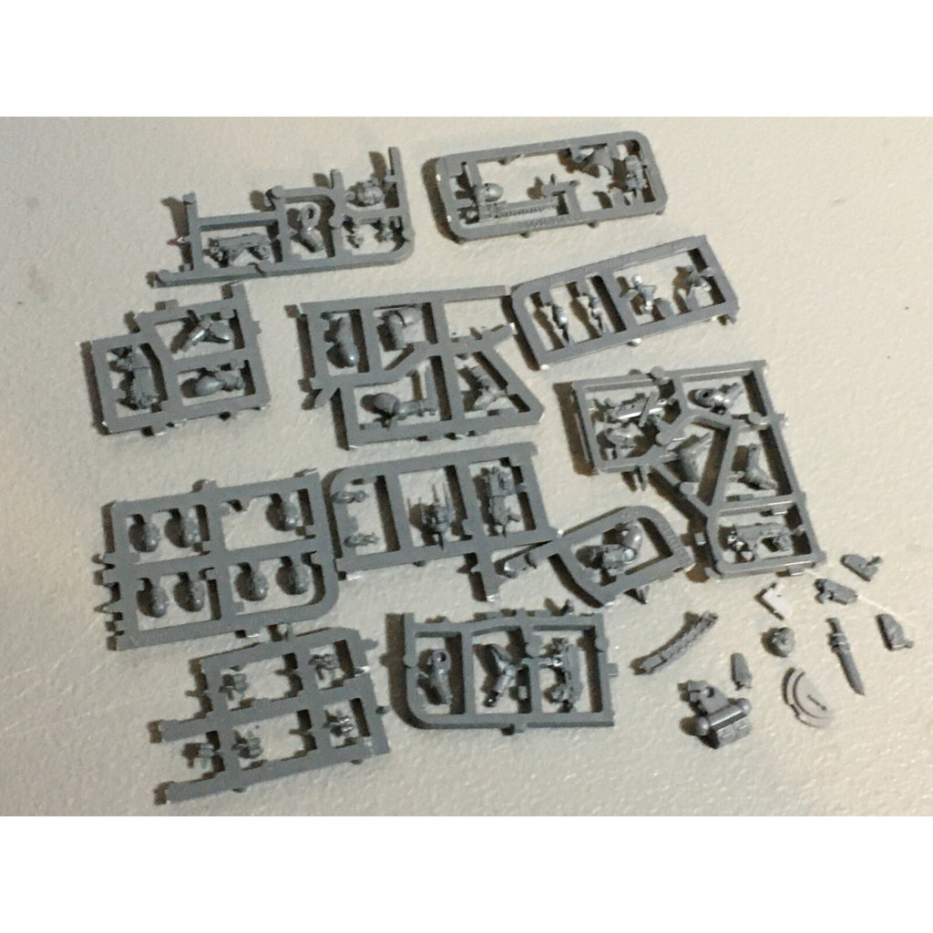 A20144 WARHAMMER 40K BITS LOT SPACE MARINES ON SPRUE HEADS ARMS