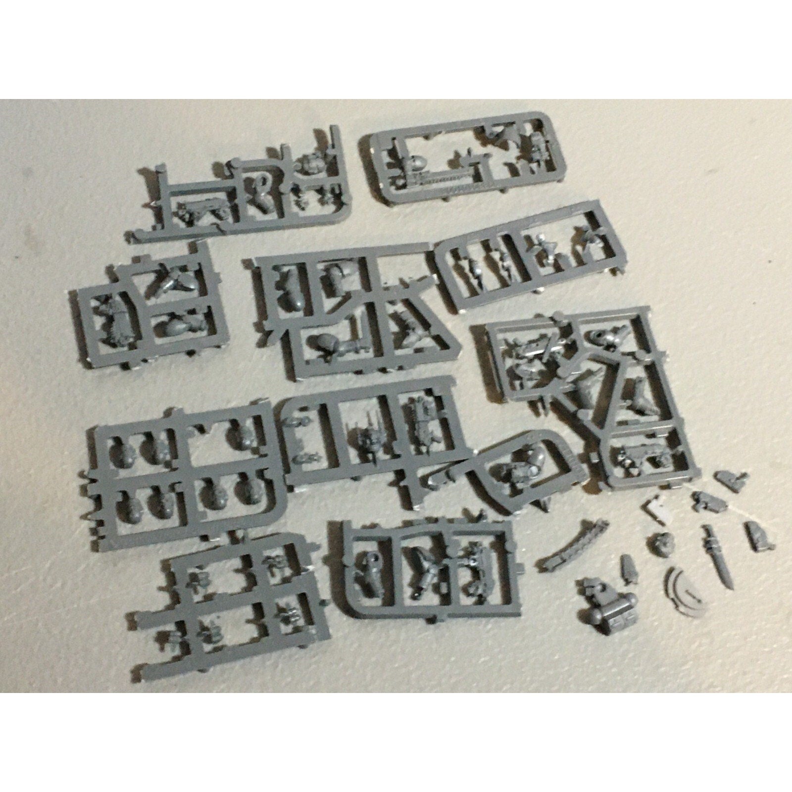A20144 WARHAMMER 40K BITS LOT SPACE MARINES ON SPRUE HEADS ARMS