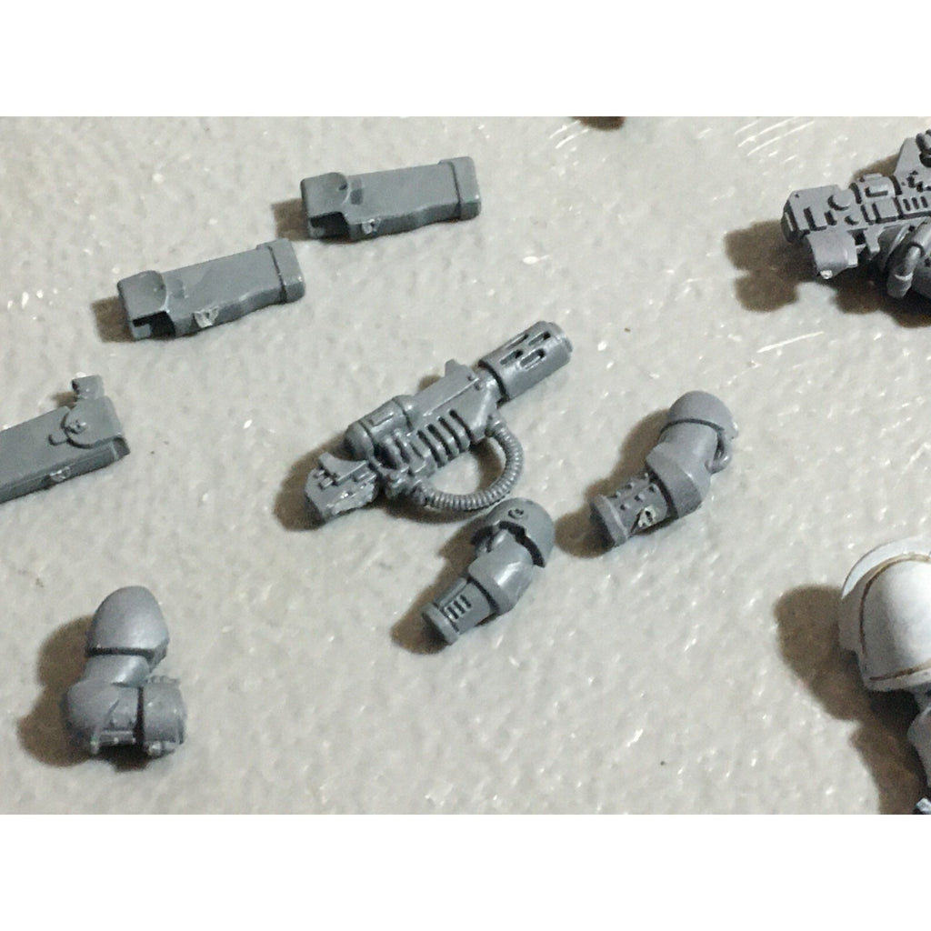 A22269 WARHAMMER 40K SPACE MARINES BITS LOT MIXED HANDS WEAPON GAMES WORKSHOP GW