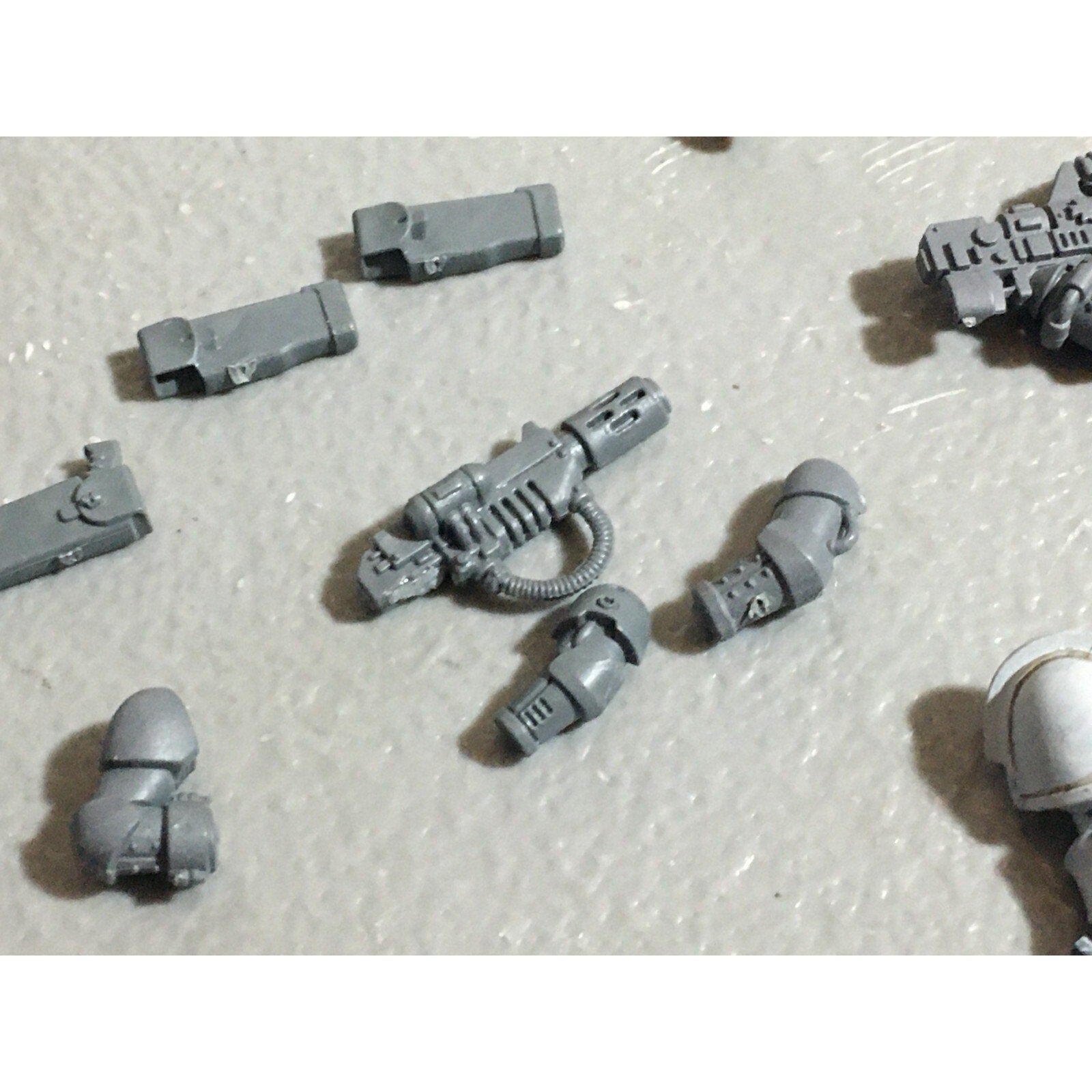 A22269 WARHAMMER 40K SPACE MARINES BITS LOT MIXED HANDS WEAPON GAMES WORKSHOP GW