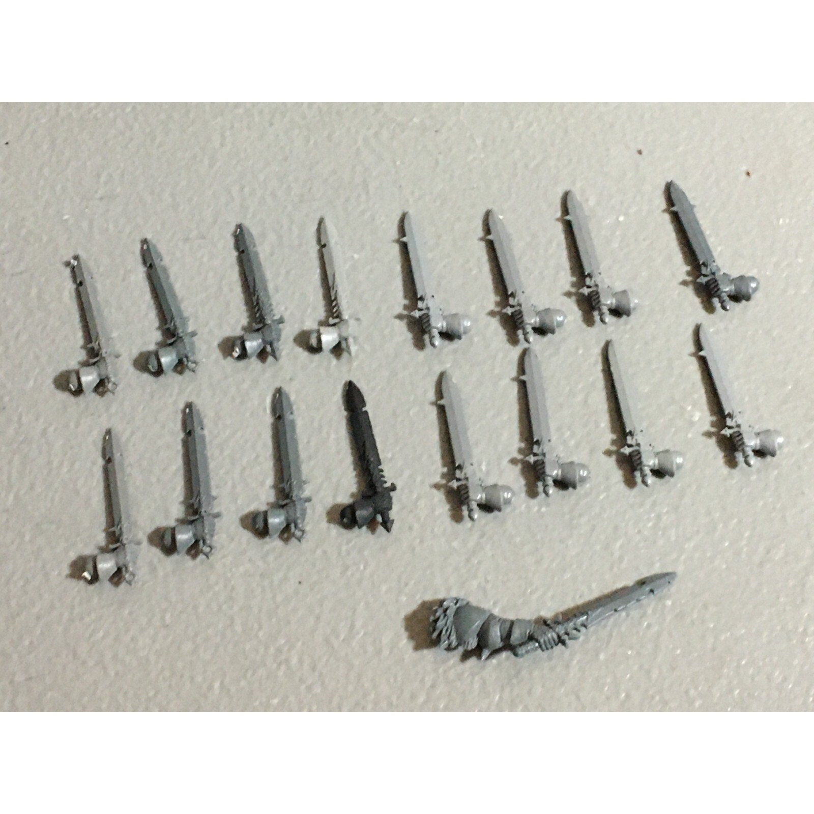 A22218 WARHAMMER FANTASY CHAOS MORTALS BITS LOT SWORD HANDS GAMES WORKSHOP