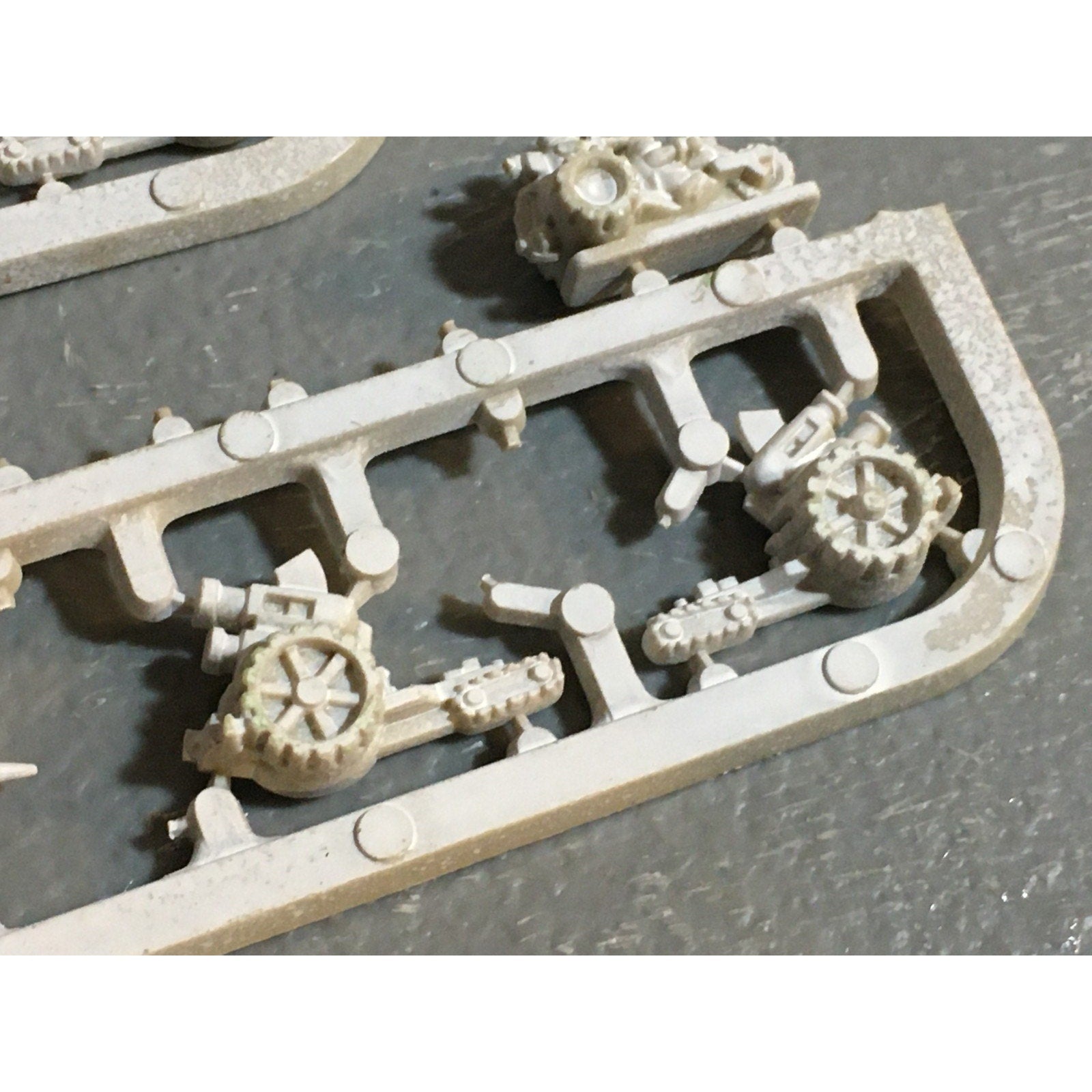 A24558 EPIC 40K SPACE MARINES SQUATS TRIKES THUDD GUNS ON SPRUE GW
