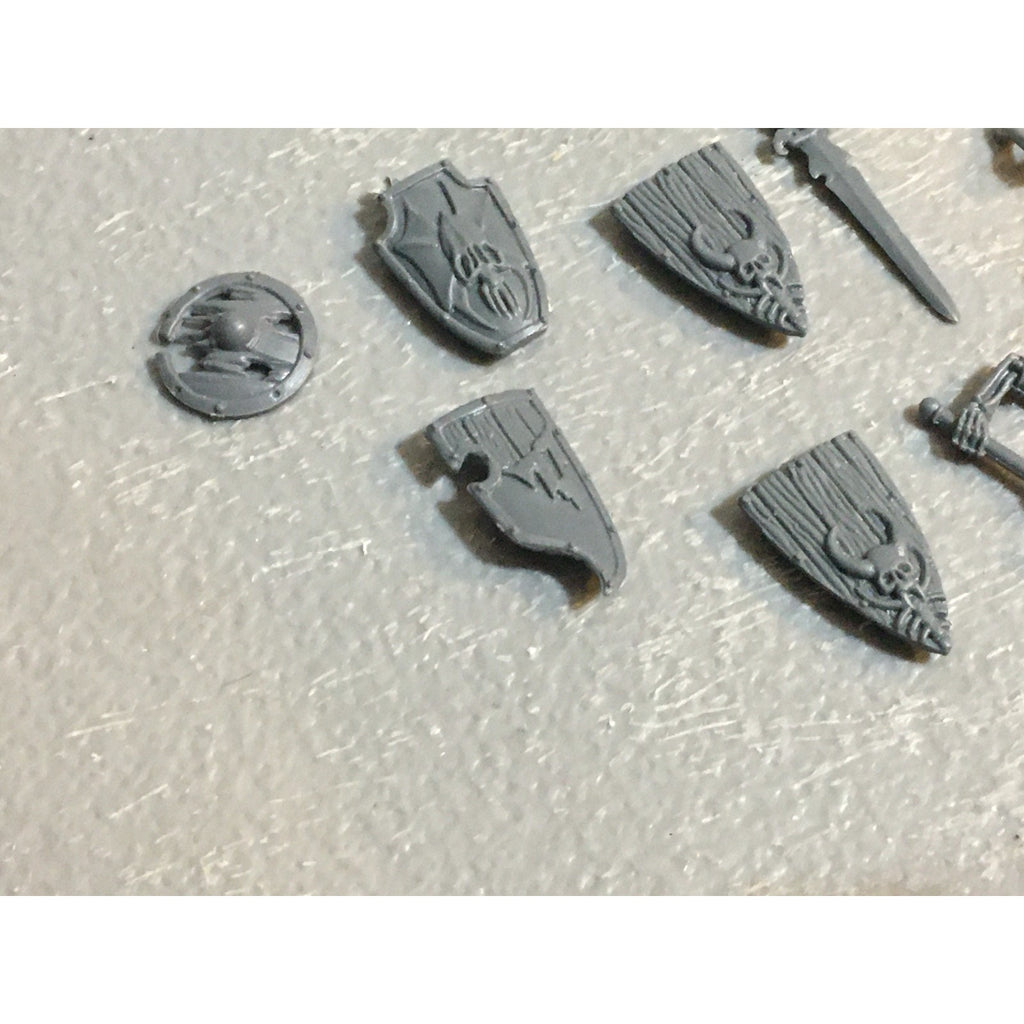 A28766 WARHAMMER FANTASY OLD WORLD VAMPIRE COUNTS BITS LOT SKELETON HEADS ARMS