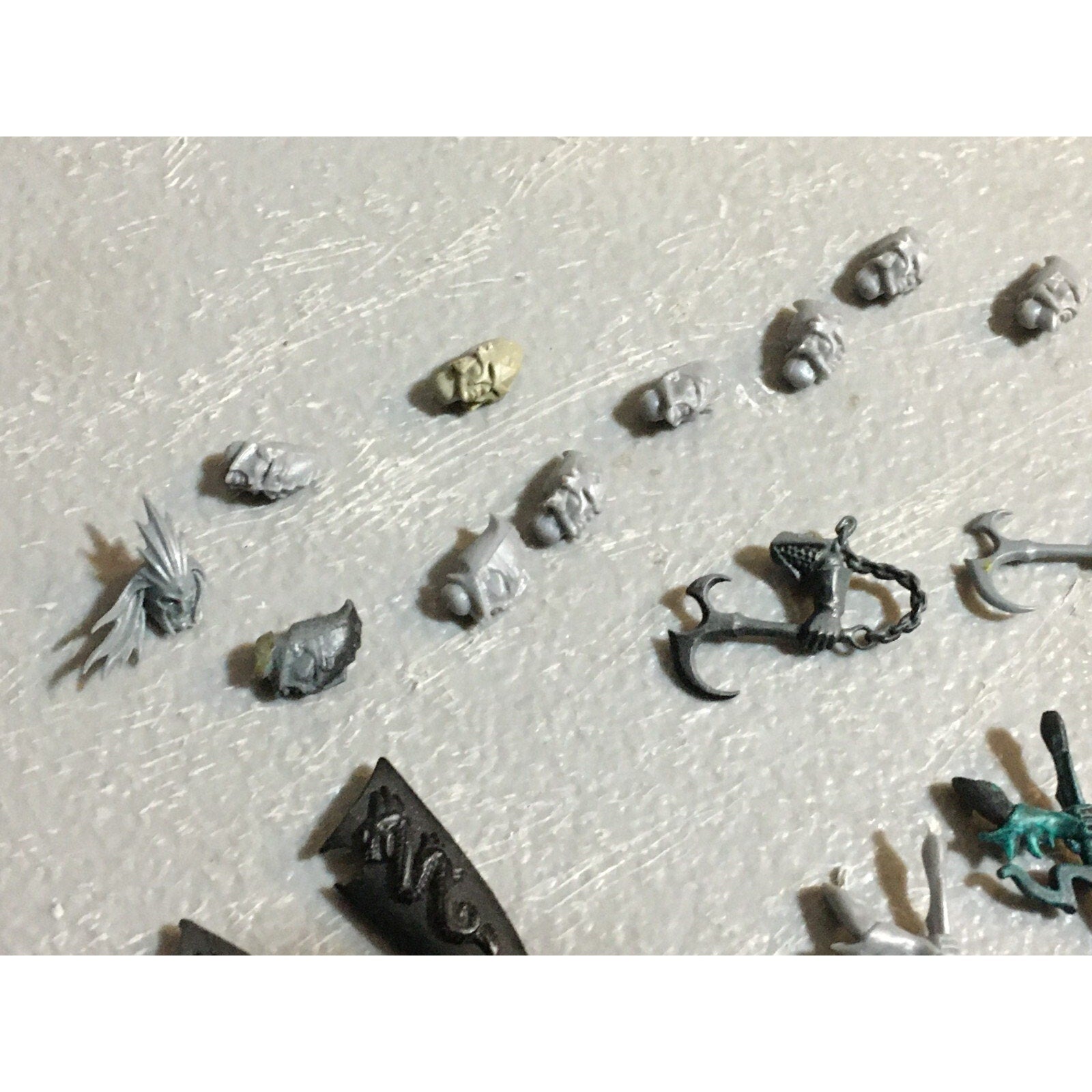 A23451 WARHAMMER FANTASY DARK ELVES BITS LOT ARMS HEADS SHIELDS GAMES WORKSHOP