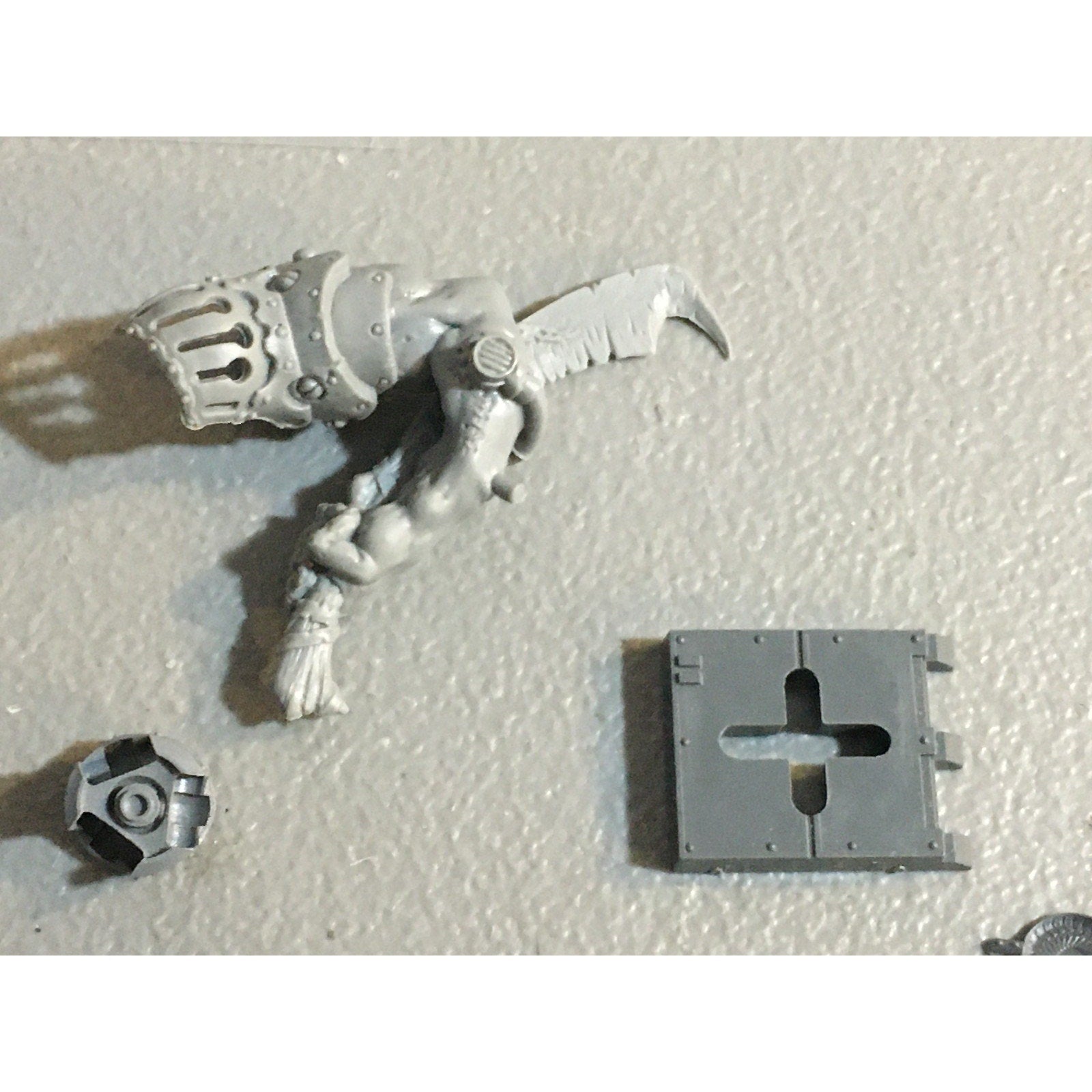 A32597 UNKNOWN MINIATURES RANDOM PLASTIC MINIATURES & BITS LOT WARRIOR SOLDIER