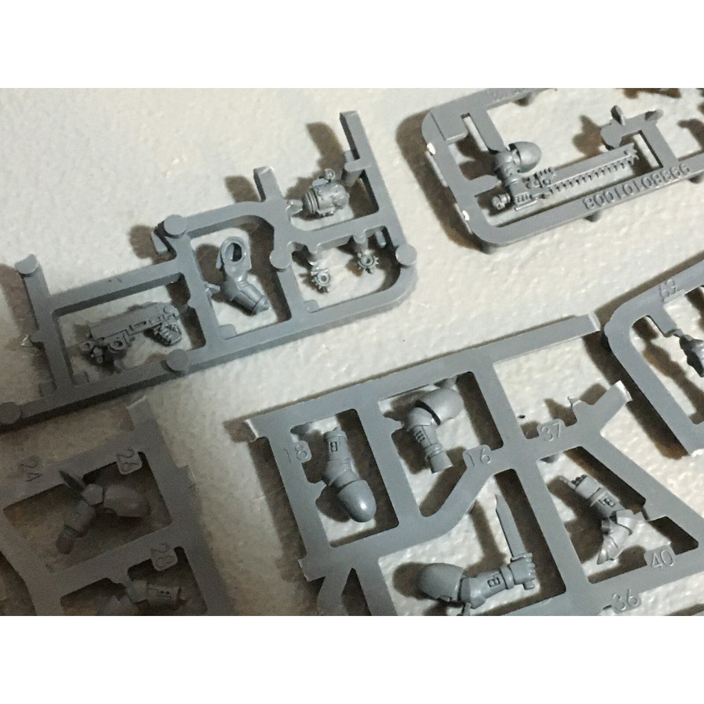 A20144 WARHAMMER 40K BITS LOT SPACE MARINES ON SPRUE HEADS ARMS