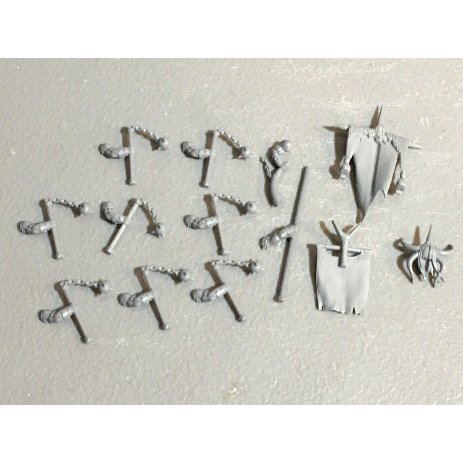 A23130 WARHAMMER FANTASY CHAOS BEASTMEN BITS LOT GORS BANNERS ARMS GW