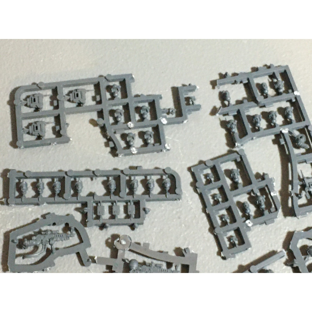 A20989 WARHAMMER 40K ASTRA IMPERIAL GUARD BITS ON SPRUE LOT SCIONS HEADS ACCESSO