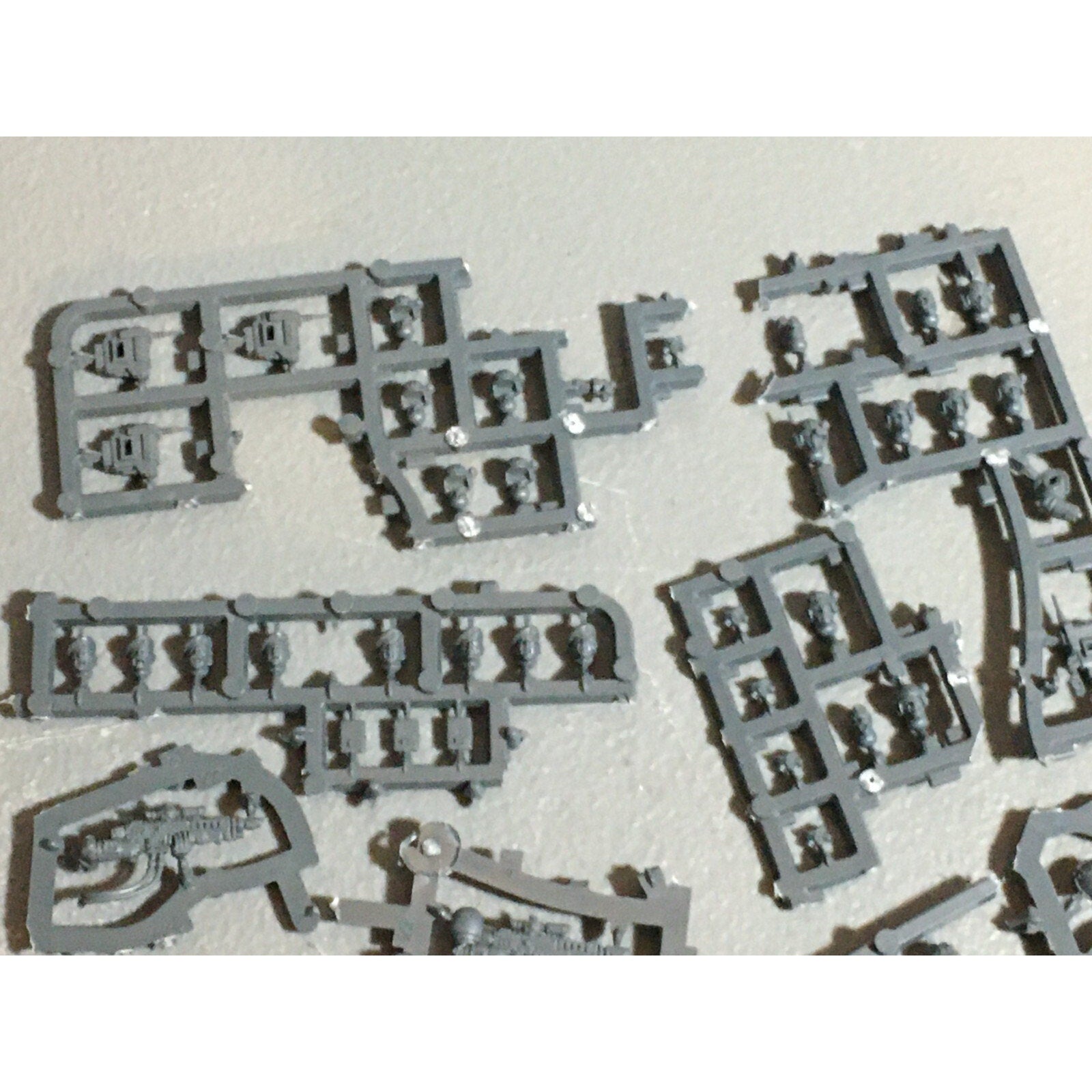 A20989 WARHAMMER 40K ASTRA IMPERIAL GUARD BITS ON SPRUE LOT SCIONS HEADS ACCESSO