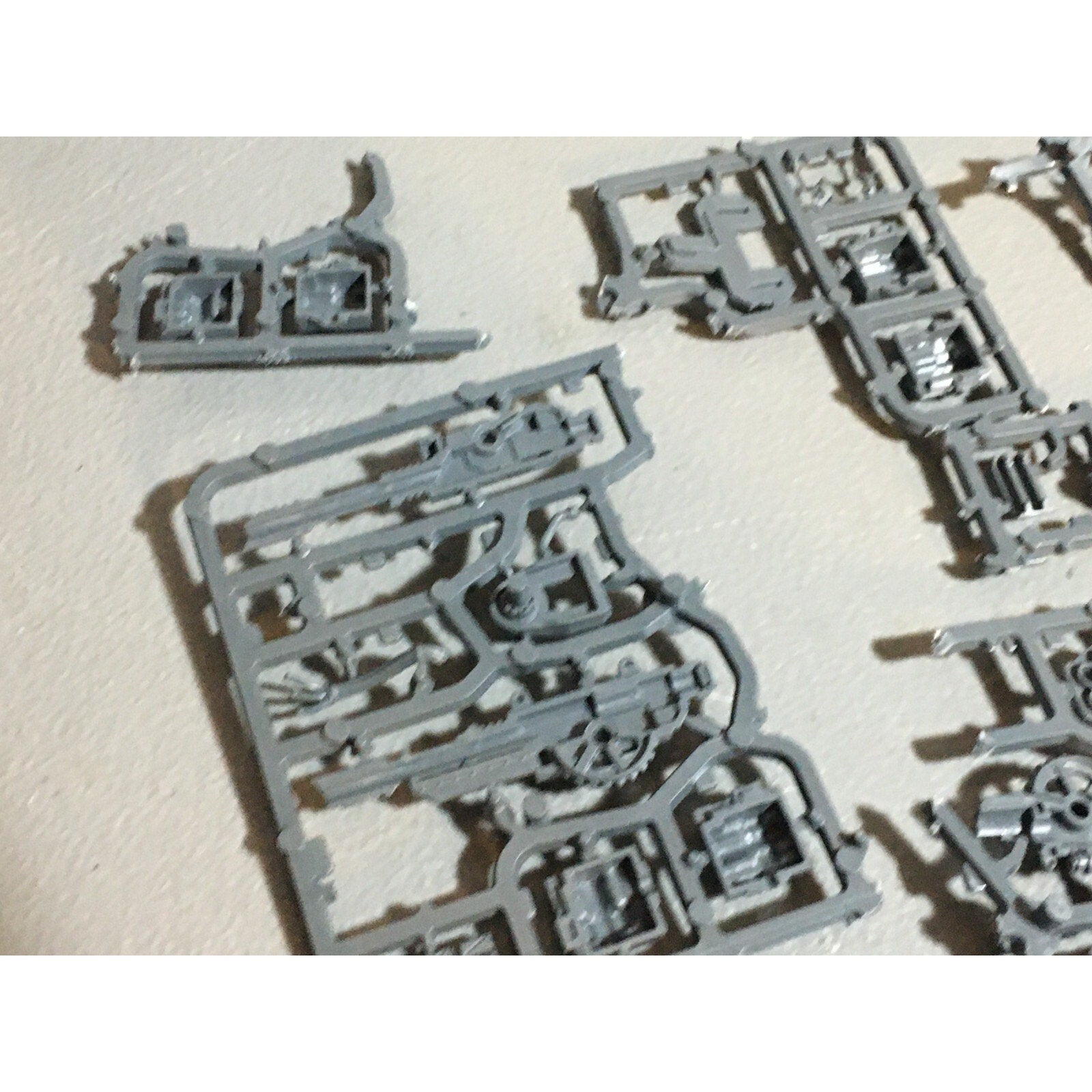 A20991 WARHAMMER 40K ASTRA IMPERIAL GUARD BITS ON SPRUE LOT SCIONS ARTILLERY