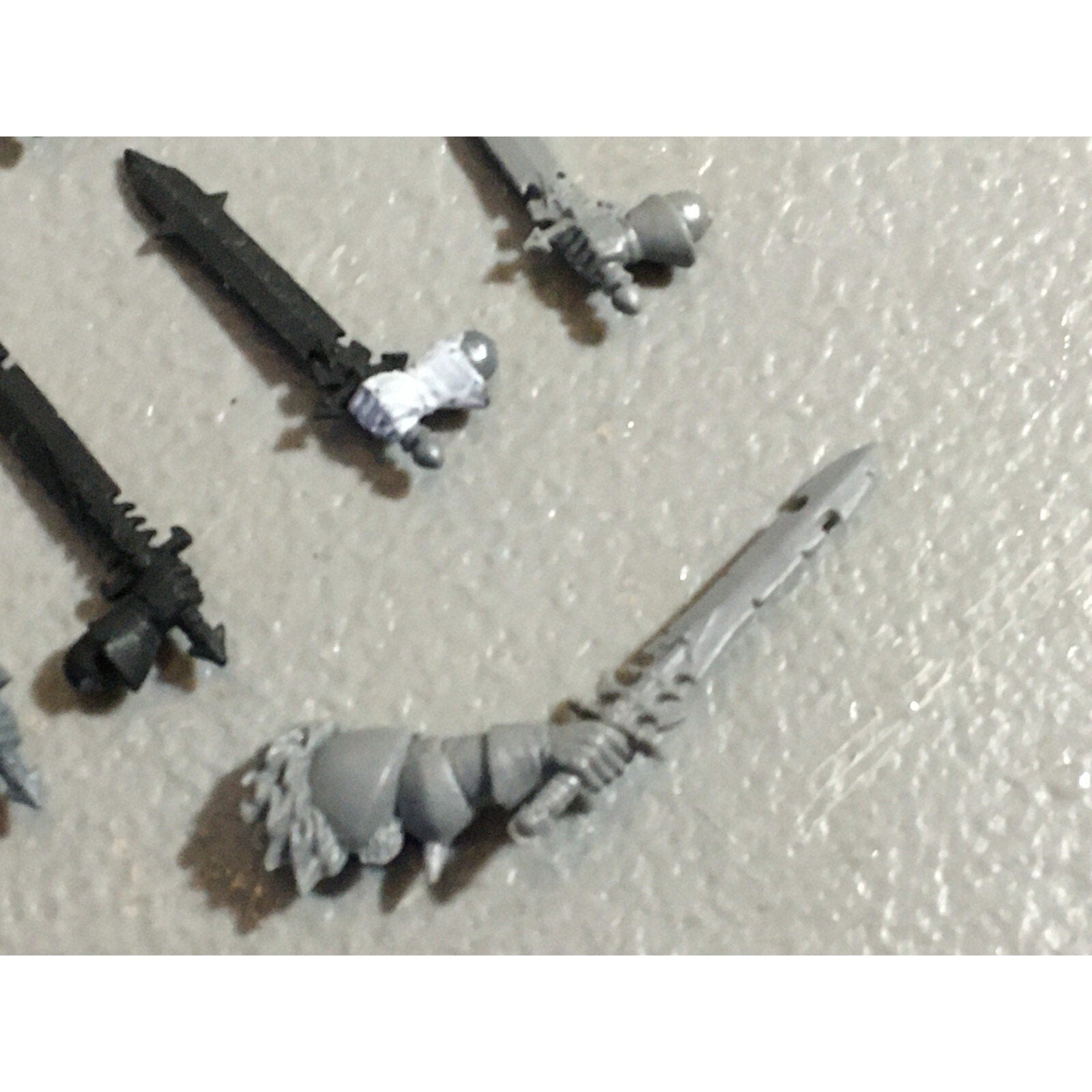 A22220 WARHAMMER FANTASY CHAOS MORTALS BITS LOT SWORD HANDS GAMES WORKSHOP