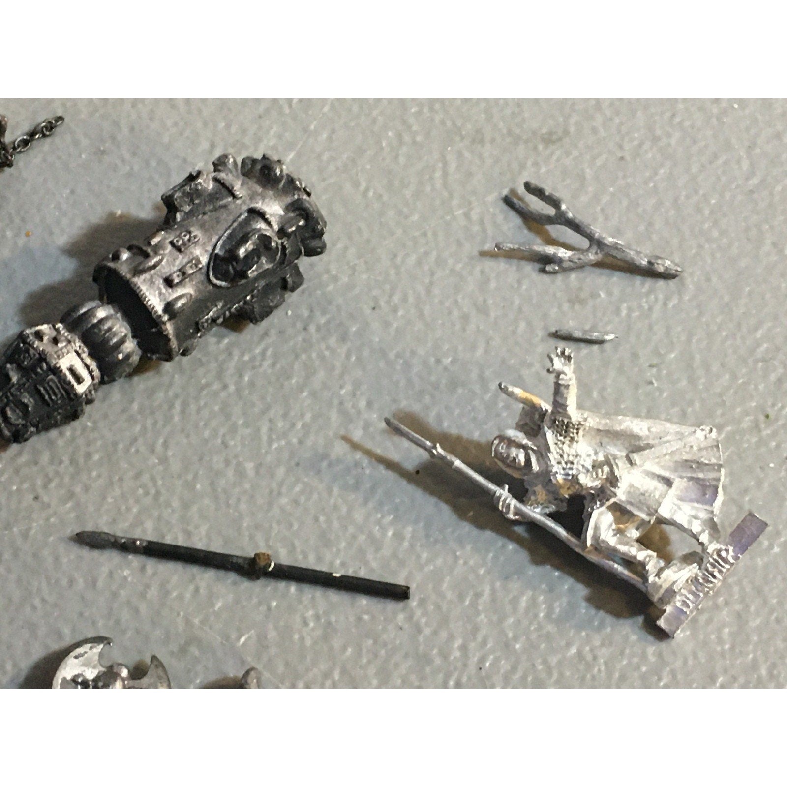 A32593 UNKNOWN MINIATURES METAL BITS LOT SWORD HEAD THRONE WEAPON CAPTAIN