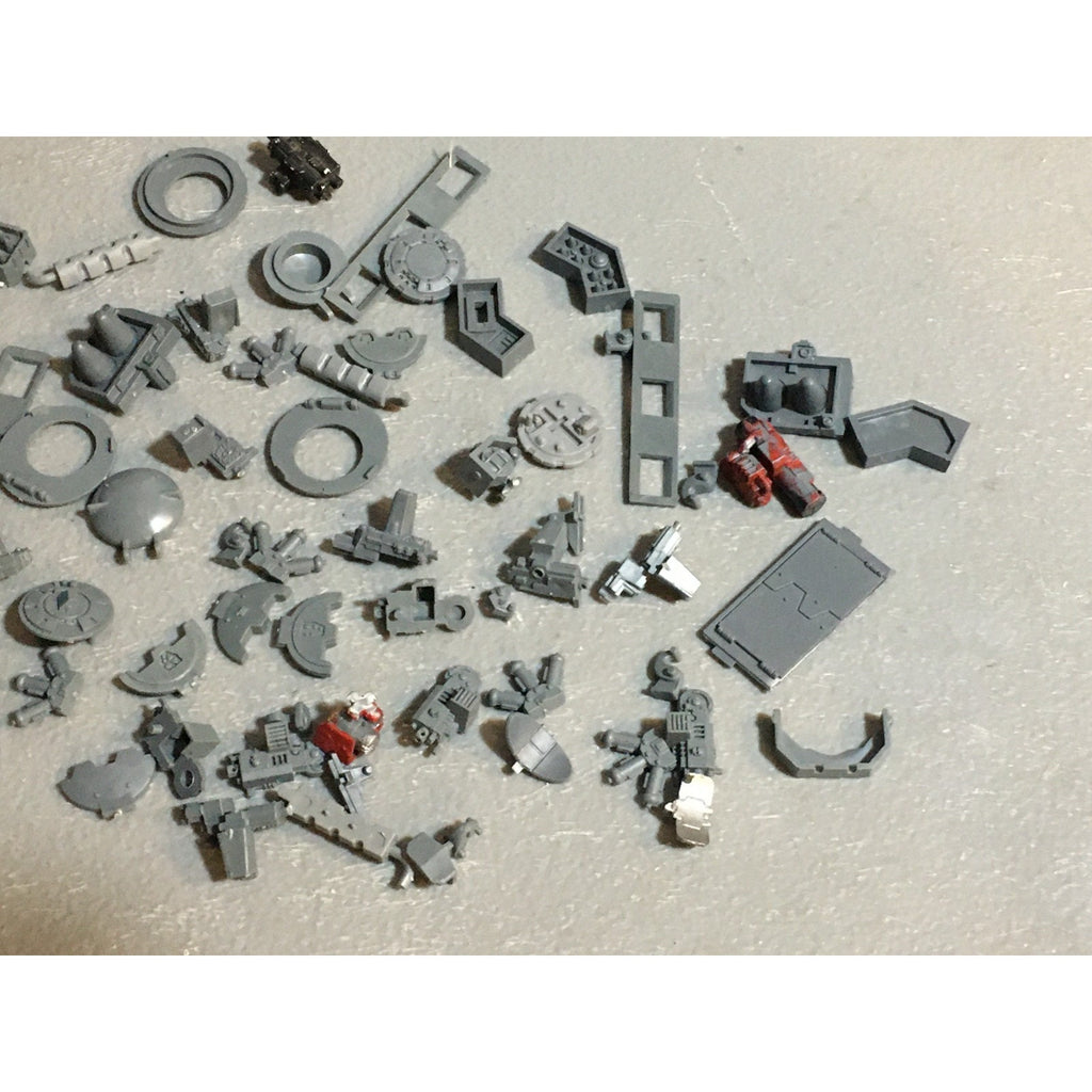 A24525 WARHAMMER 40K SPACE MARINES BITS LOT TANKS LIDS ACCESSOIRES