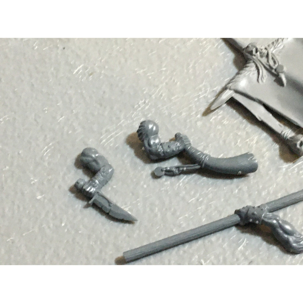 A23133 WARHAMMER FANTASY CHAOS BEASTMEN BITS LOT GORS BANNERS ARMS GW