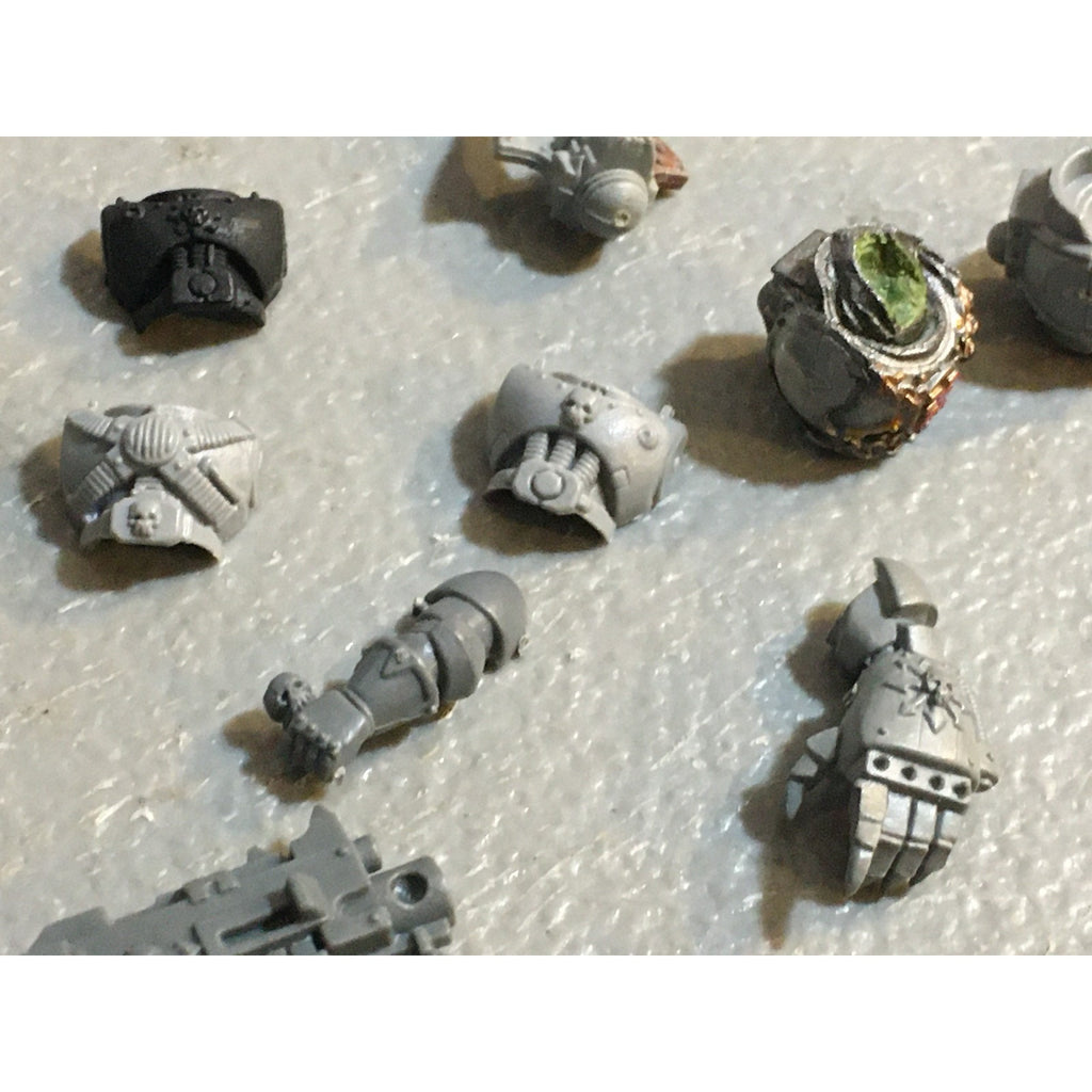 A33590 WARHAMMER 40K CHAOS SPACE MARINES CSM BITS LOT POWERFIST CHEST SWORD GW