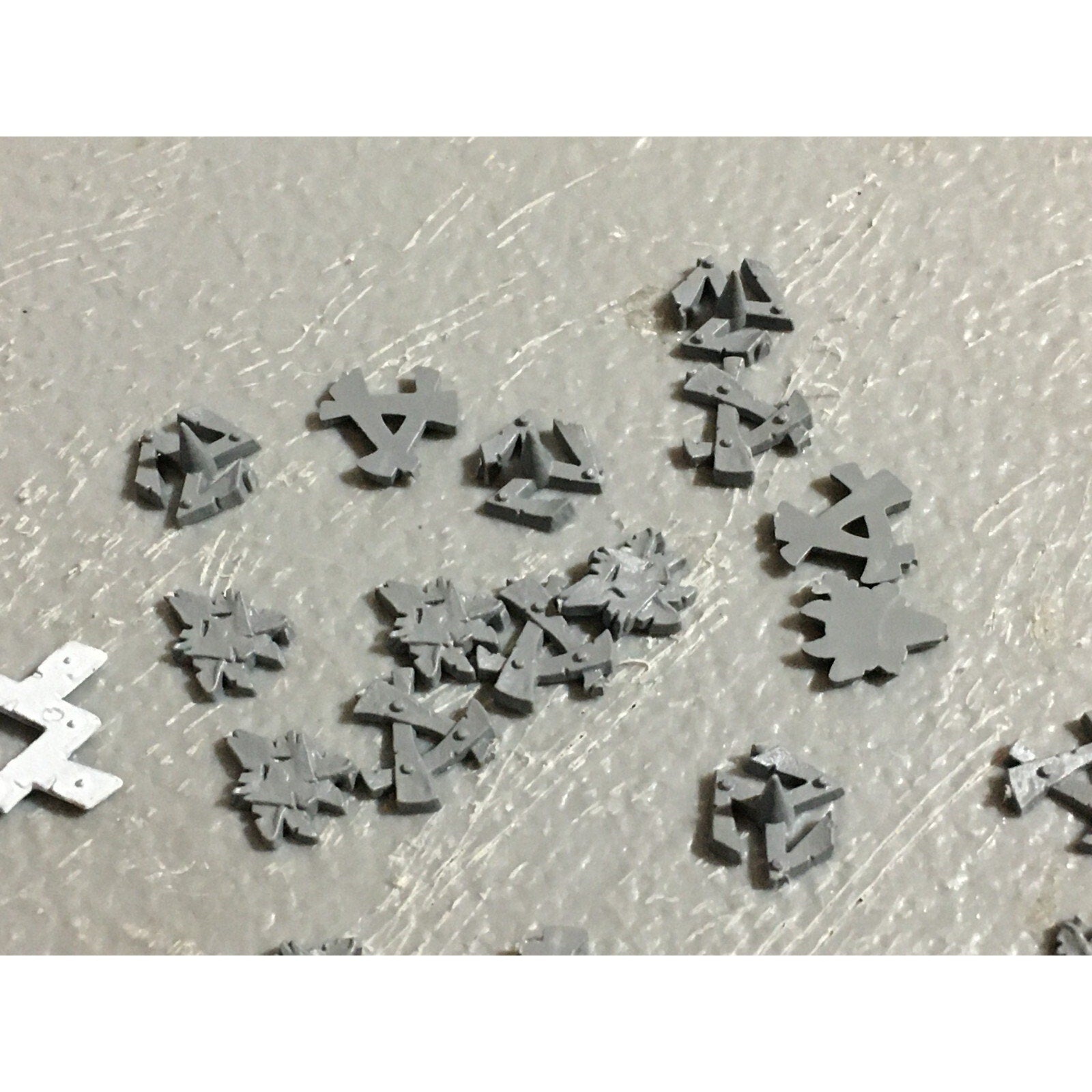 A22308 WARHAMMER FANTASY SKAVEN BITS LOT MIXED ARMS ICONS TAIL GAMES WORKSHOP GW